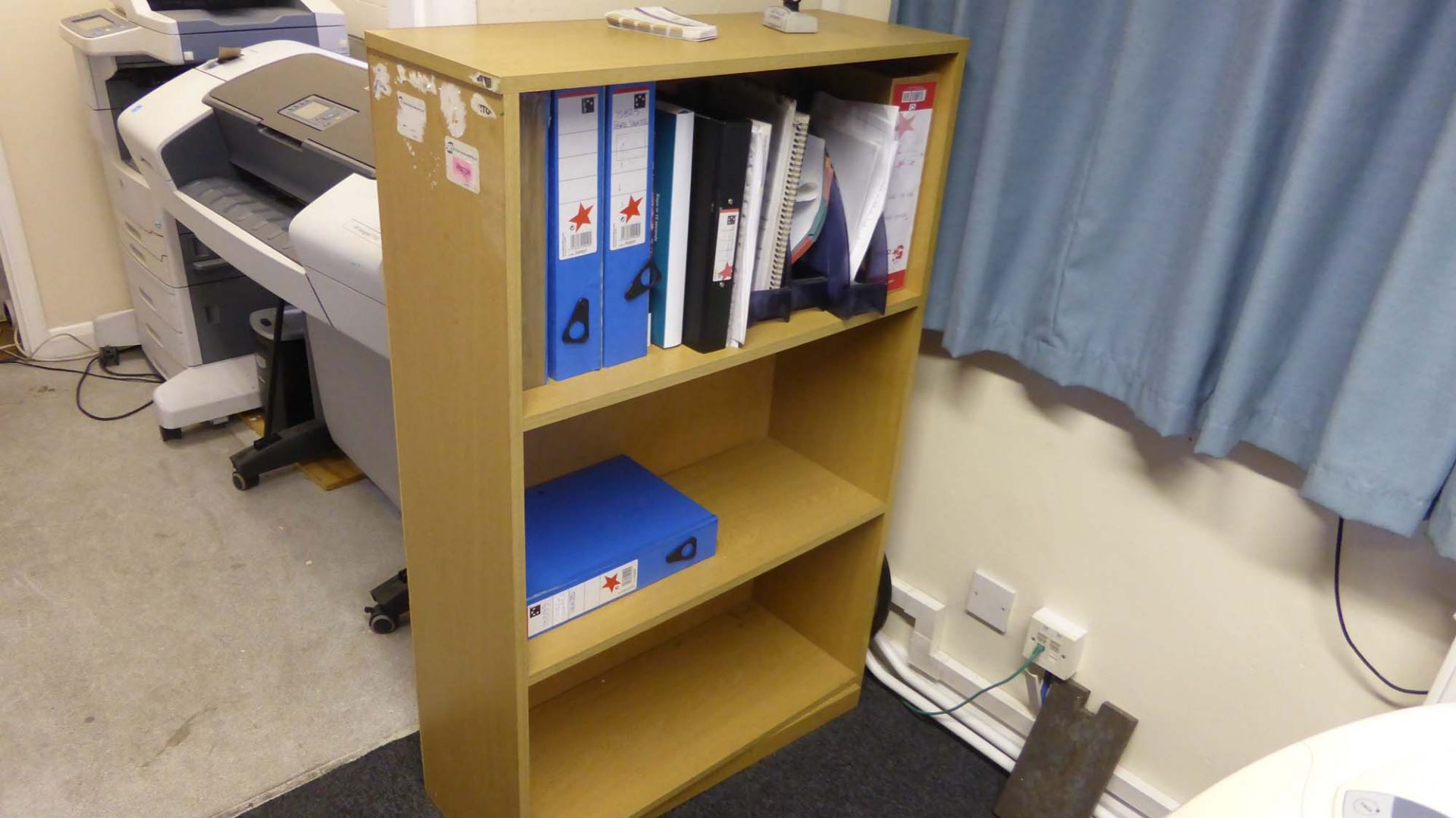 Office furniture in the first floor office comprising 4 L-shaped light oak desks, 1 straight light - Bild 4 aus 5