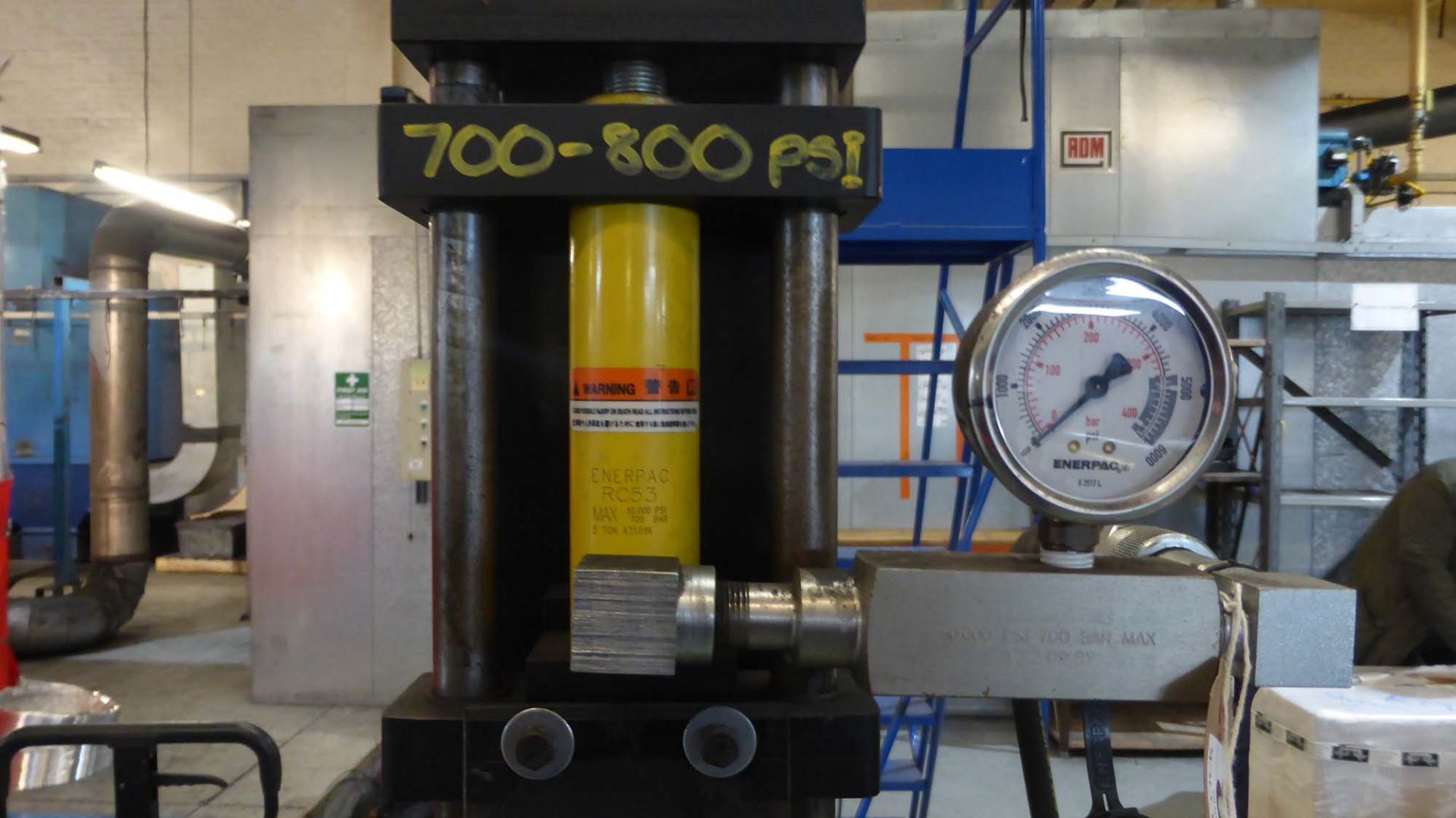 Load test rig comprising Enerpac 800psi manual hydraulic ram set and gauge with mobile cabinet and - Image 3 of 4