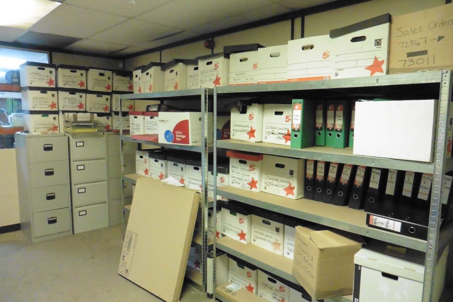 Furnishings in the archive store comprising 6 bays of shelf racking, 3x 4 drawer filing cabinets and - Bild 3 aus 3