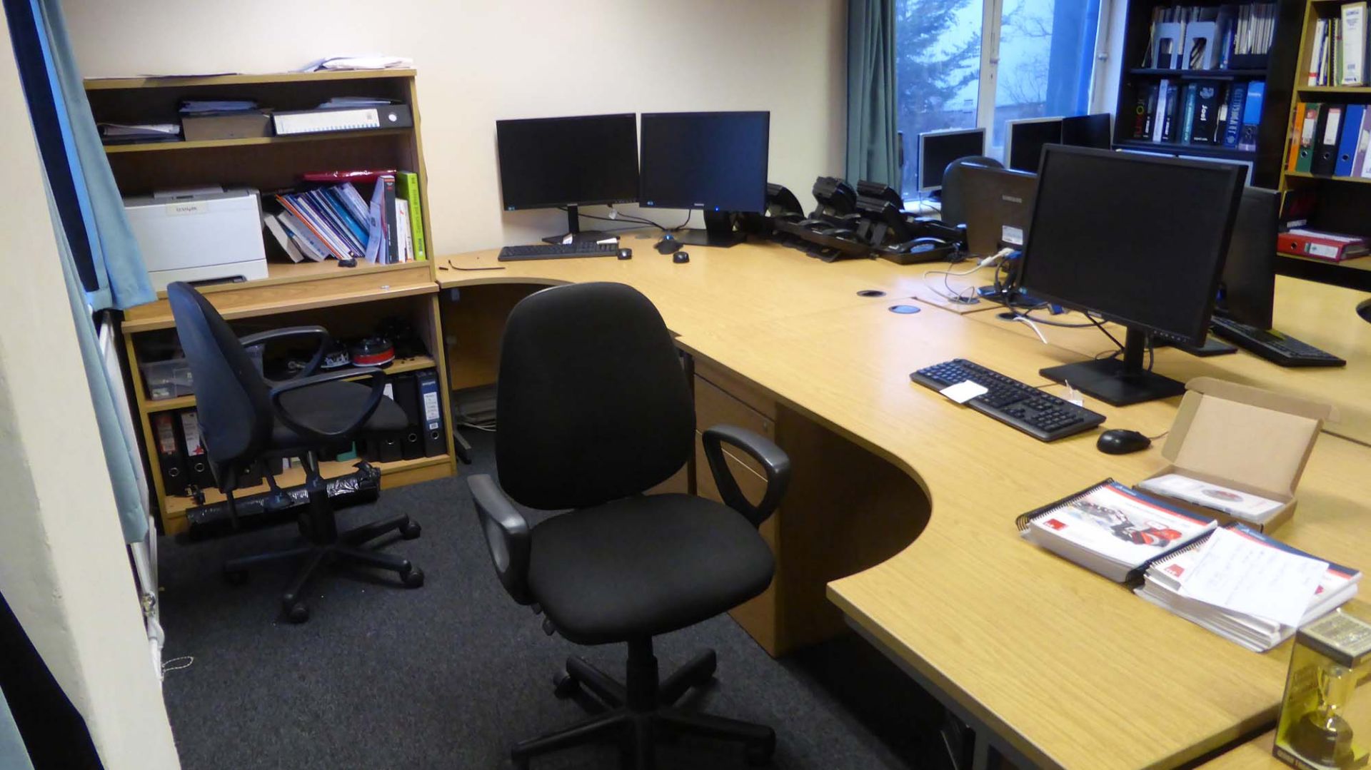 Office furniture in the first floor office comprising 4 L-shaped light oak desks, 1 straight light - Bild 5 aus 5