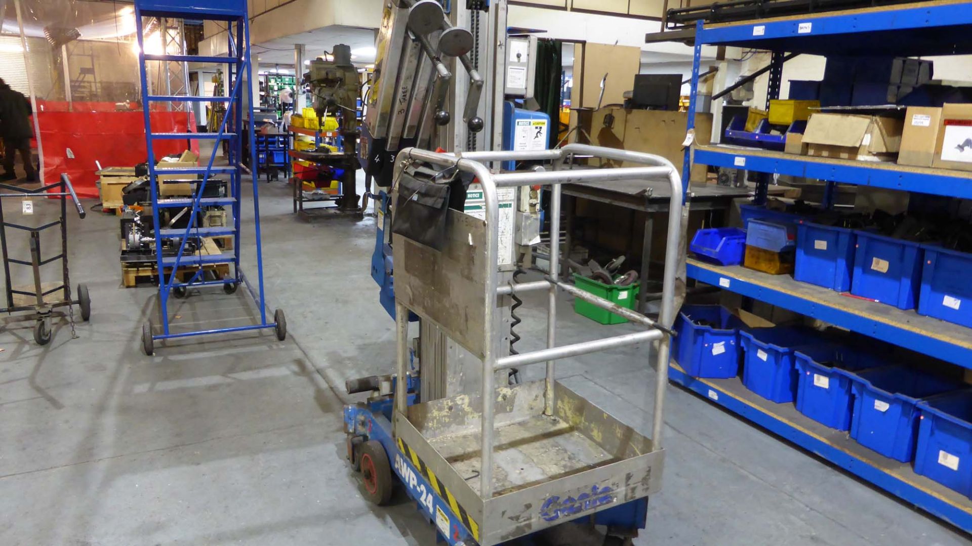 Genie 300lb platform lift height approx. 24ft with pedestrian cradle, stabilisers, 12v battery - Image 3 of 4