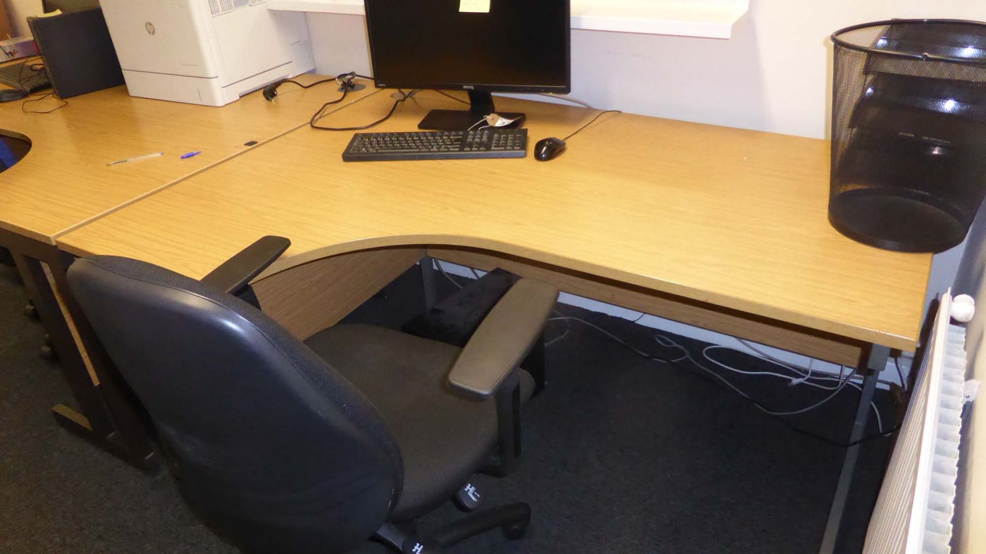 Suite of office furniture comprising of 2 L shaped light oak desks, 2 matching pedestals and 2 - Bild 2 aus 3