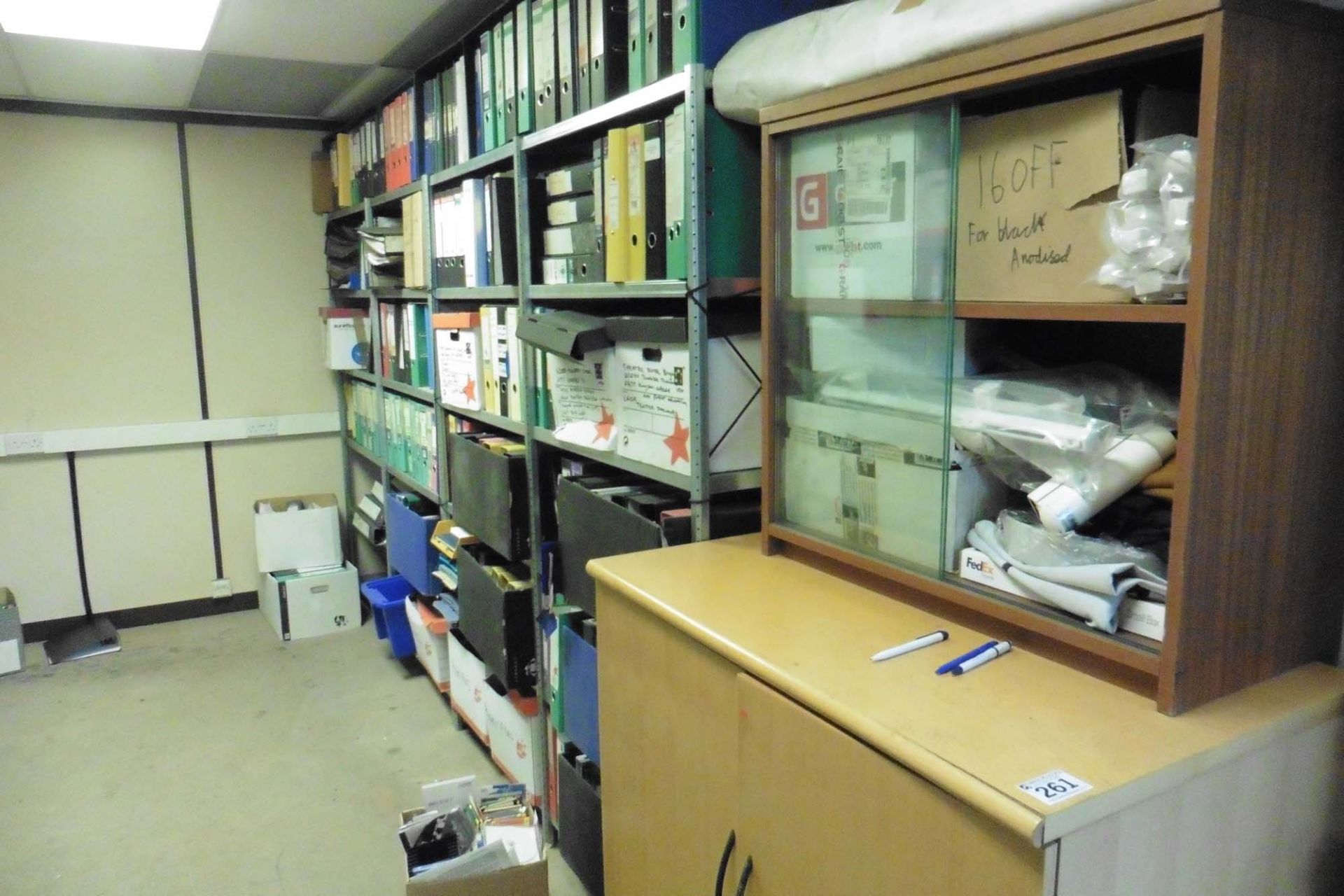 Furnishings in the archive store comprising 6 bays of shelf racking, 3x 4 drawer filing cabinets and - Bild 2 aus 3