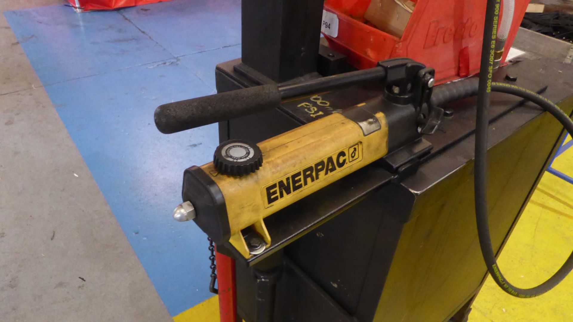 Load test rig comprising Enerpac 800psi manual hydraulic ram set and gauge with mobile cabinet and - Image 4 of 4