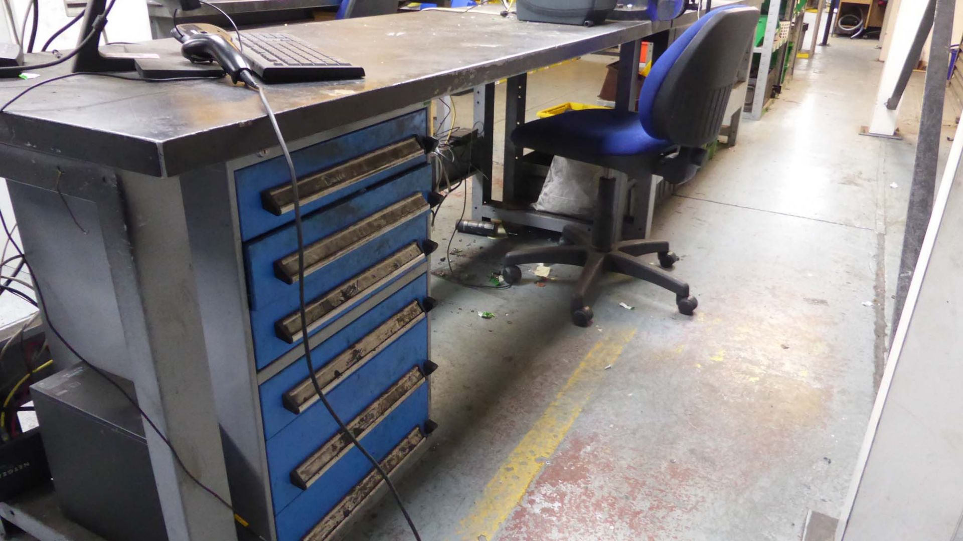 2 heavy duty assembly benches (2m x 0.7m each) with Record number 35 quick release vice and 6 roller - Image 3 of 3