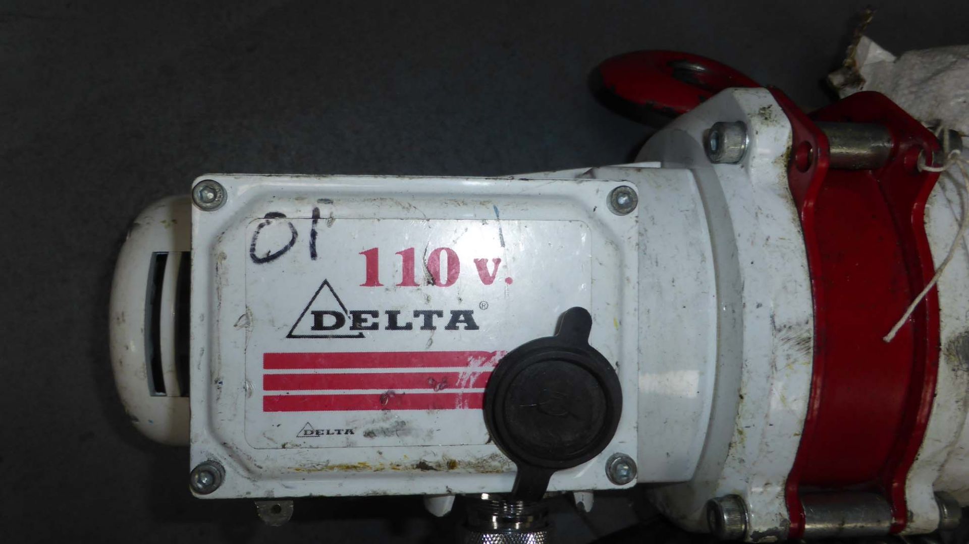 Delta 500kg electric chain hoist, model DU901, with pendulum control, 110v - Image 2 of 3