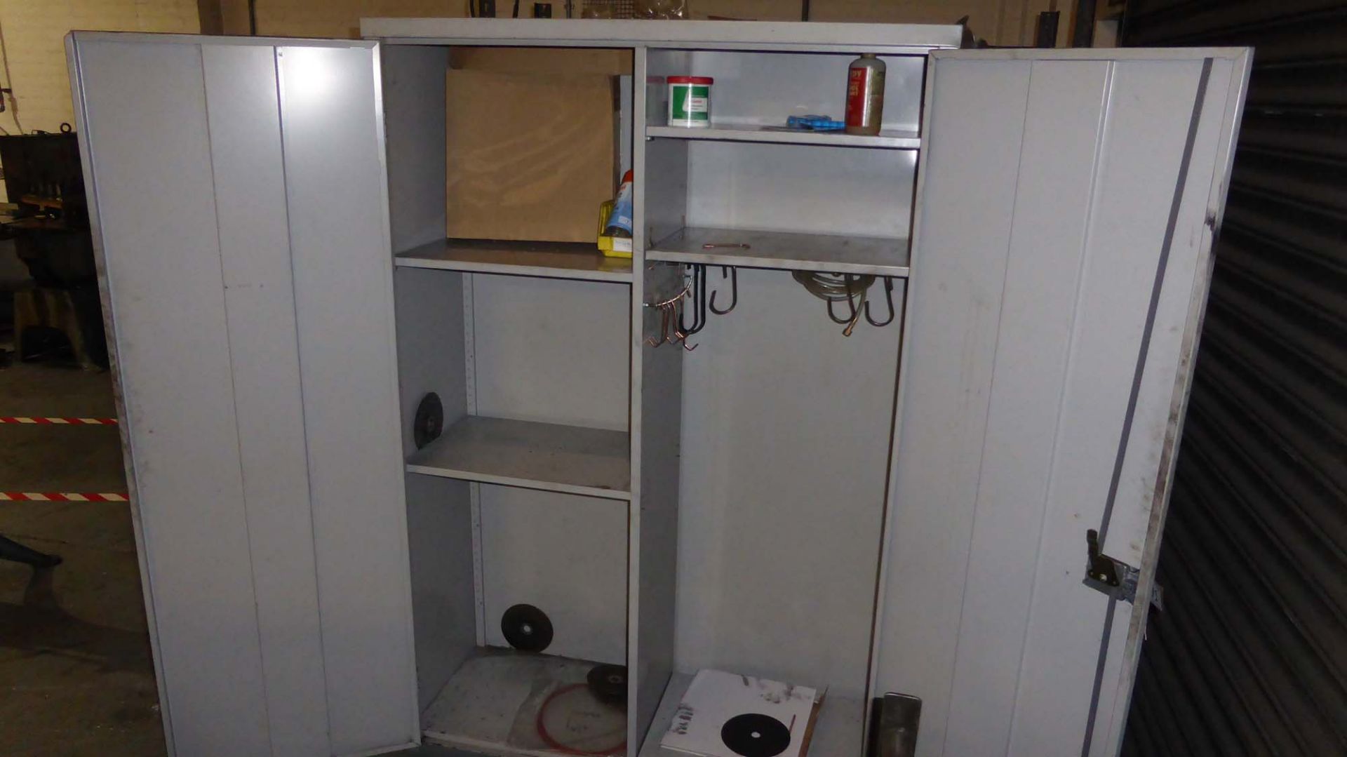 Grey steel double door stock cabinet and a brown and cream 4 shelf rack (not including contents) - Bild 2 aus 3