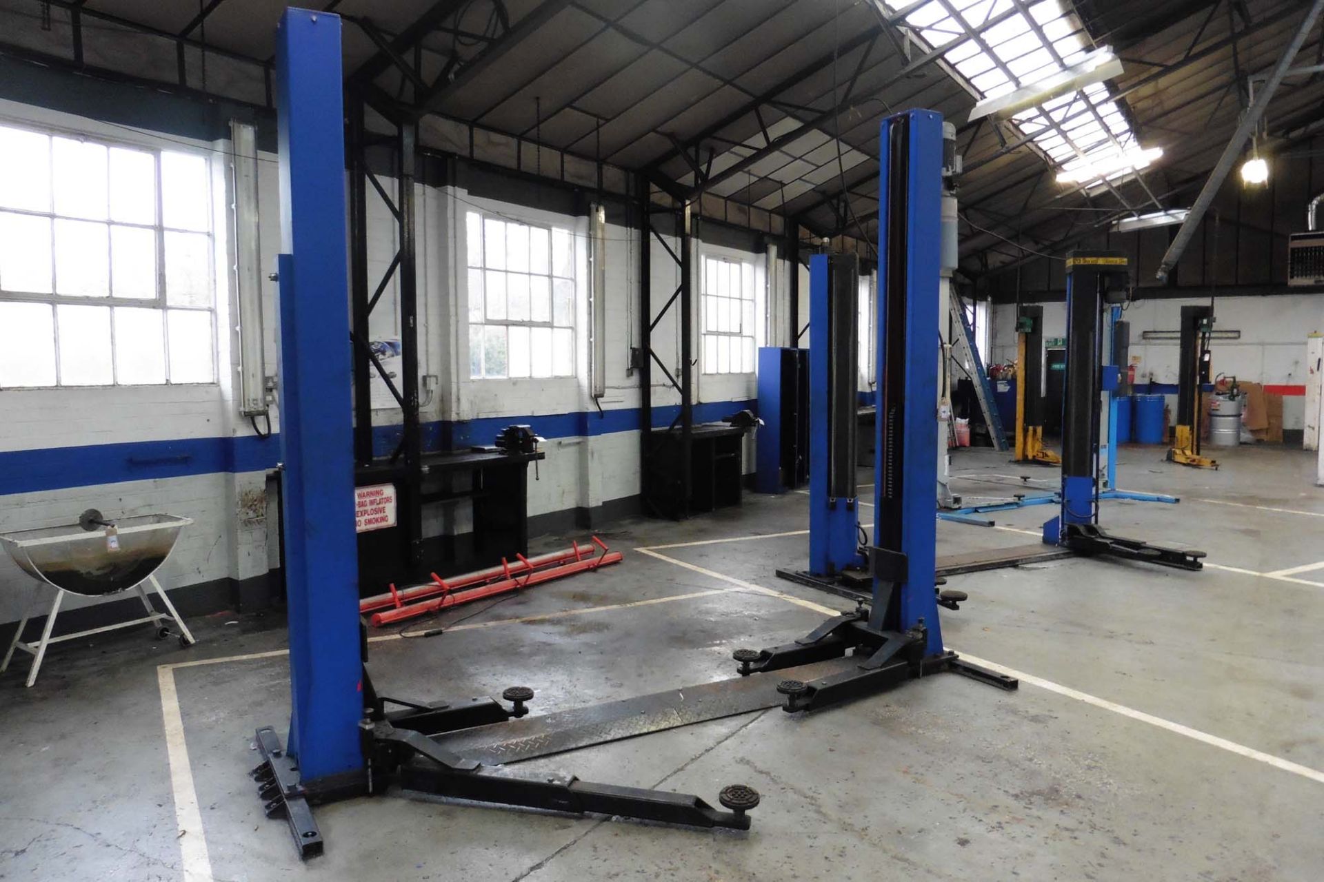 4 tonnes capacity two post car lift, make unknown, Serial No. 0032520045