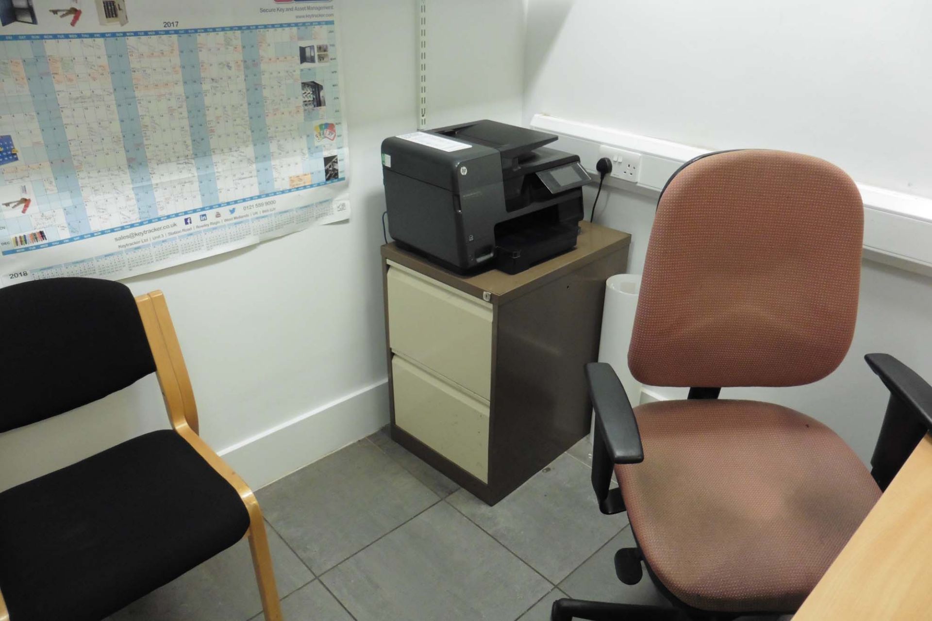 Contents of the small service reception office comprising, beech table, 2 door metal filing cabinet, - Bild 4 aus 4