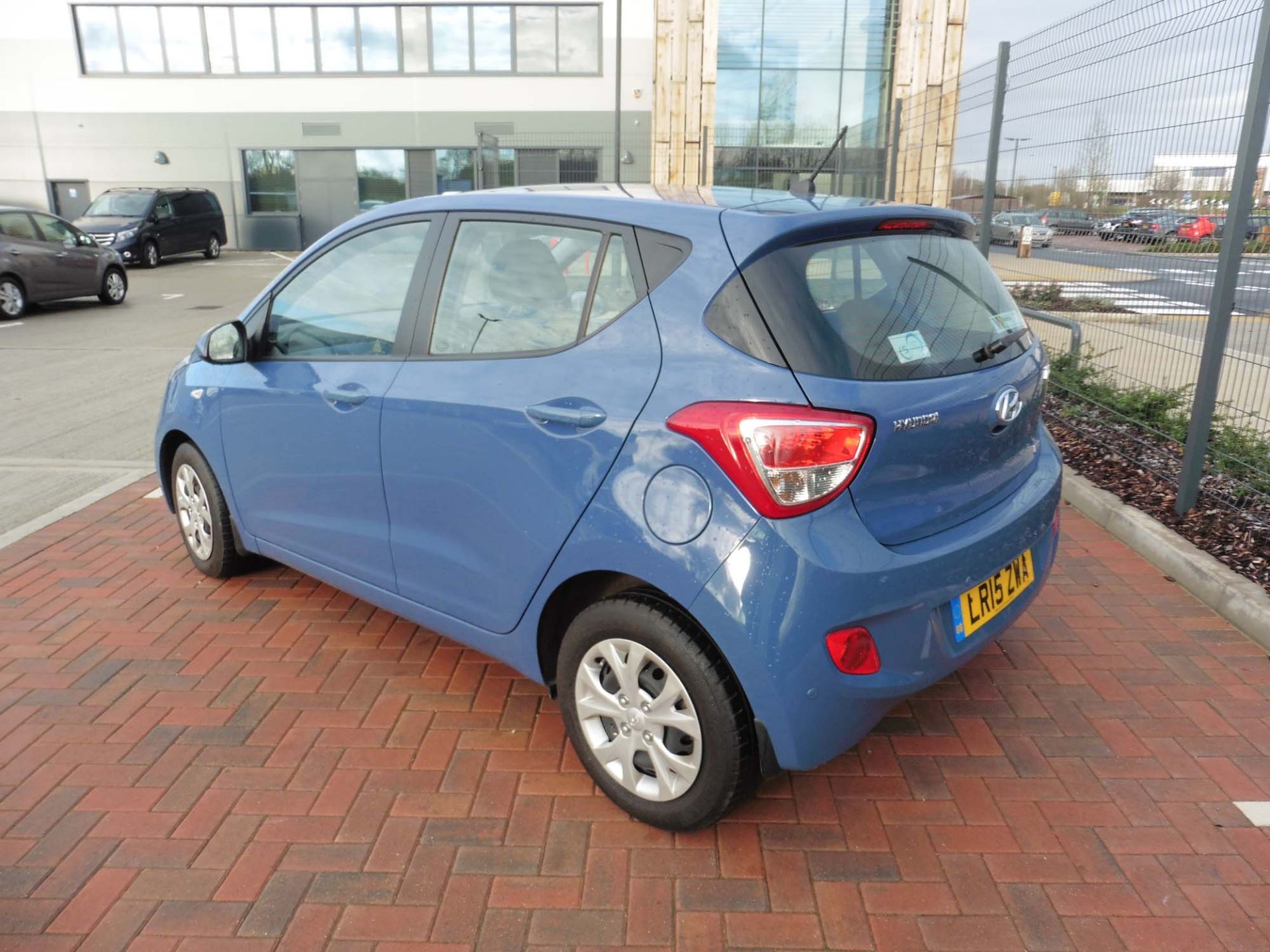 Hyundai i10 SE 1248cc petrol hatchback Registration number: LR15 ZWA First Registered: 18.04.2015 - Image 5 of 10