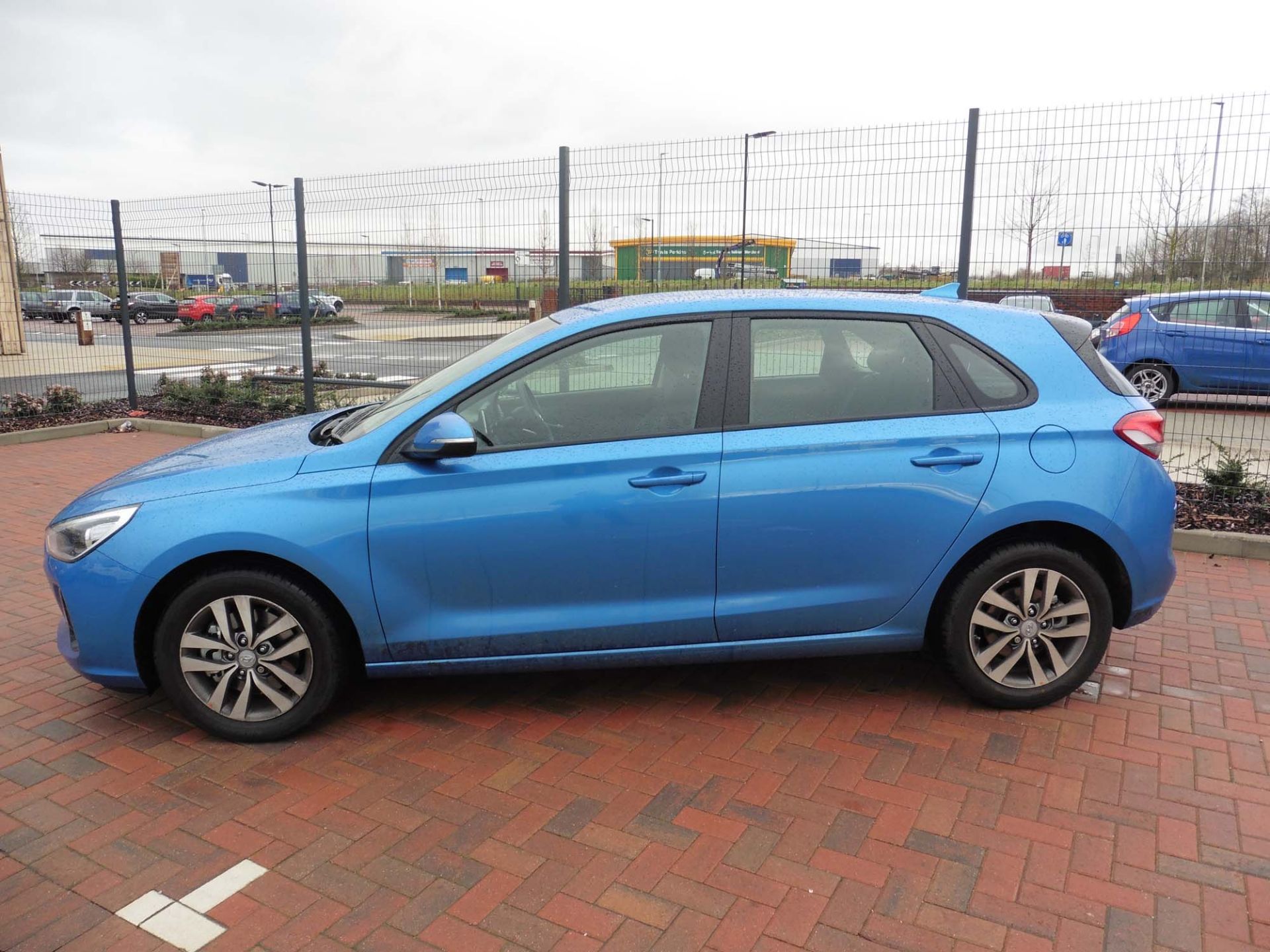 Hyundai i30 SE CRDI 1582cc, diesel hatchback Registration number: LM67 UYP First Registered: 05.12. - Image 3 of 9