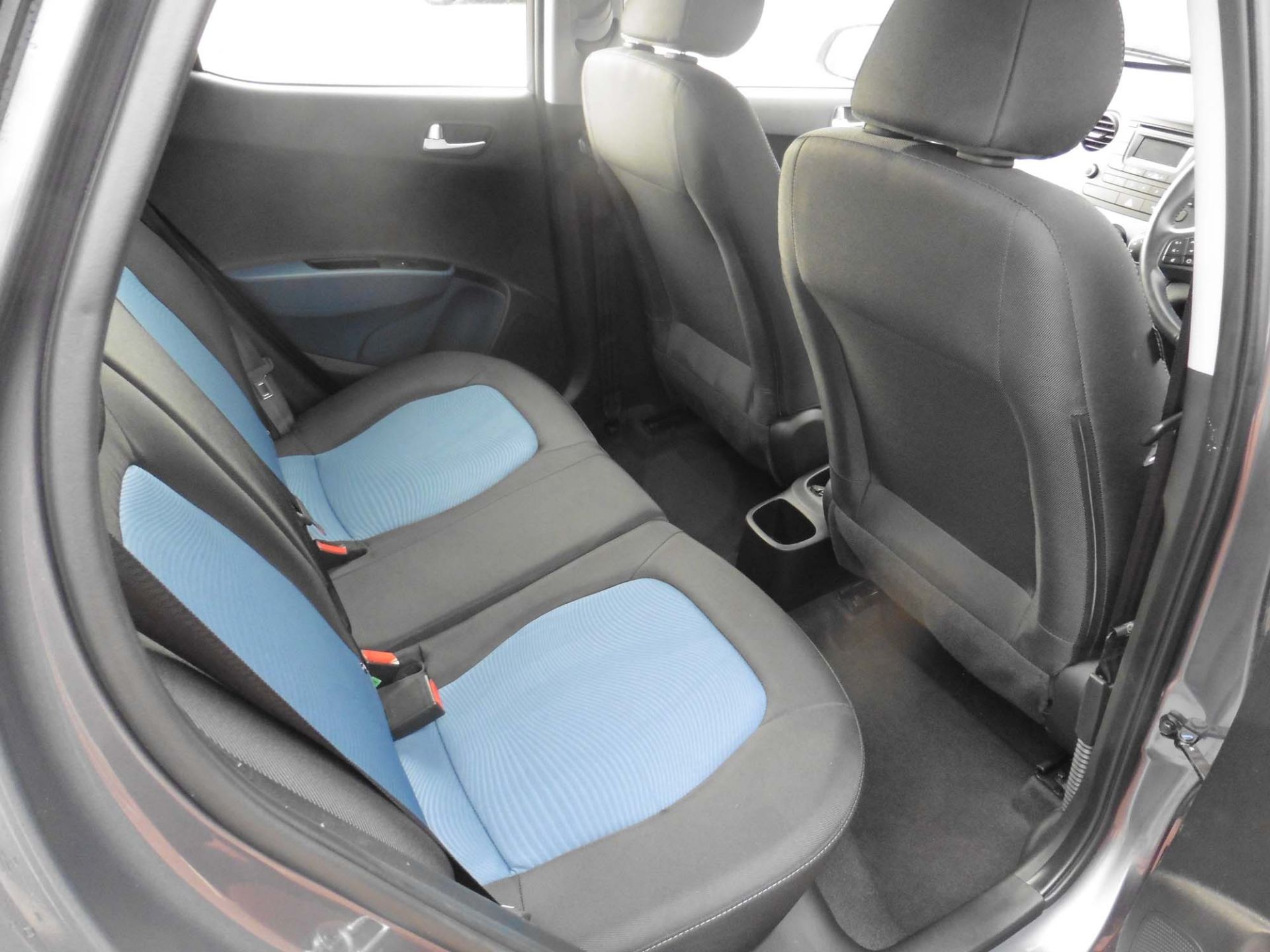 Hyundai i10 Premium 1248cc petrol hatchback Registration number: EF66 URB First Registered: 29.11. - Image 8 of 9