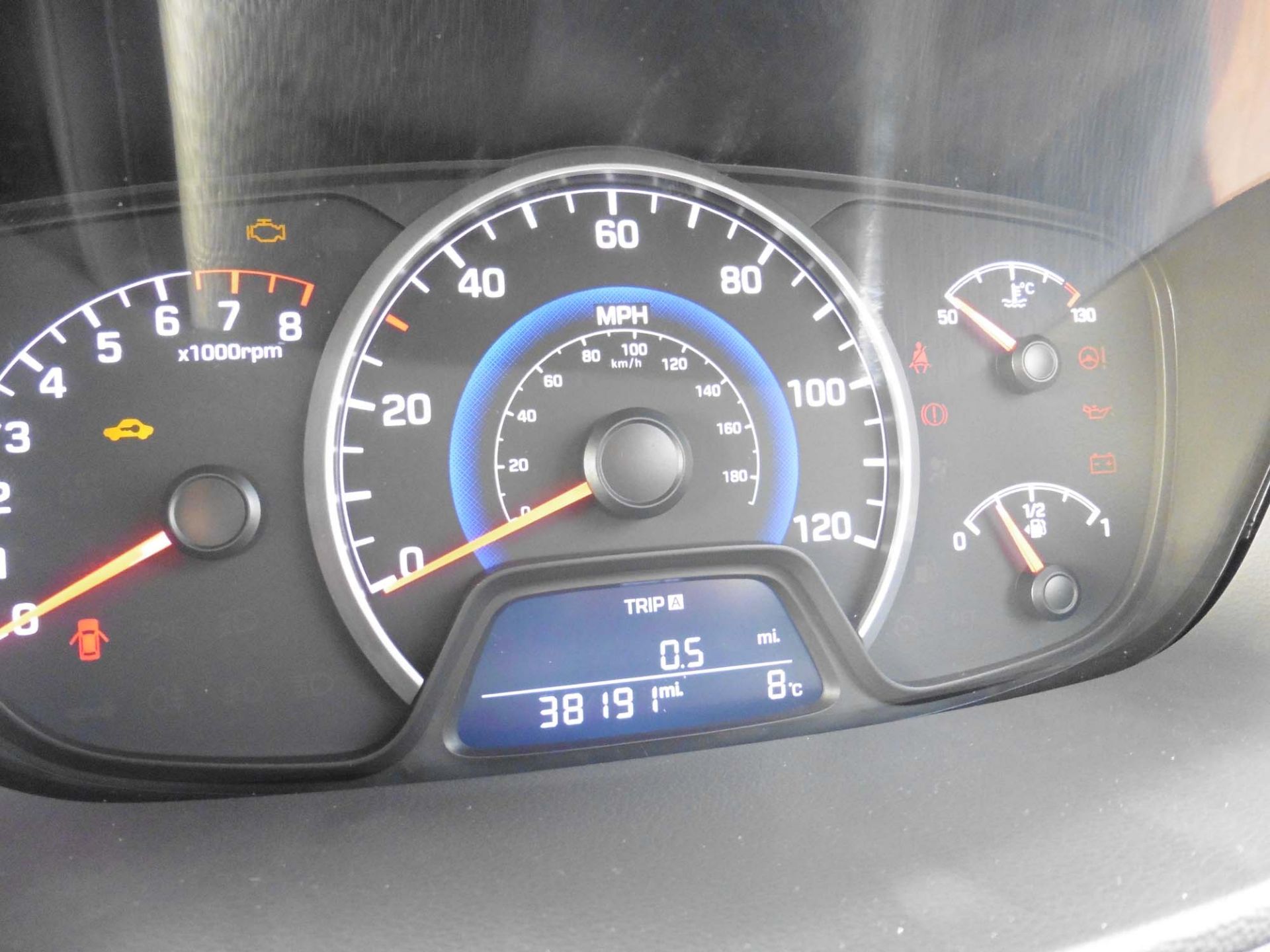 Hyundai i10 SE 988cc petrol hatchback Registration number: AE14 XGM First Registered: 03.03.2014 - Image 9 of 9
