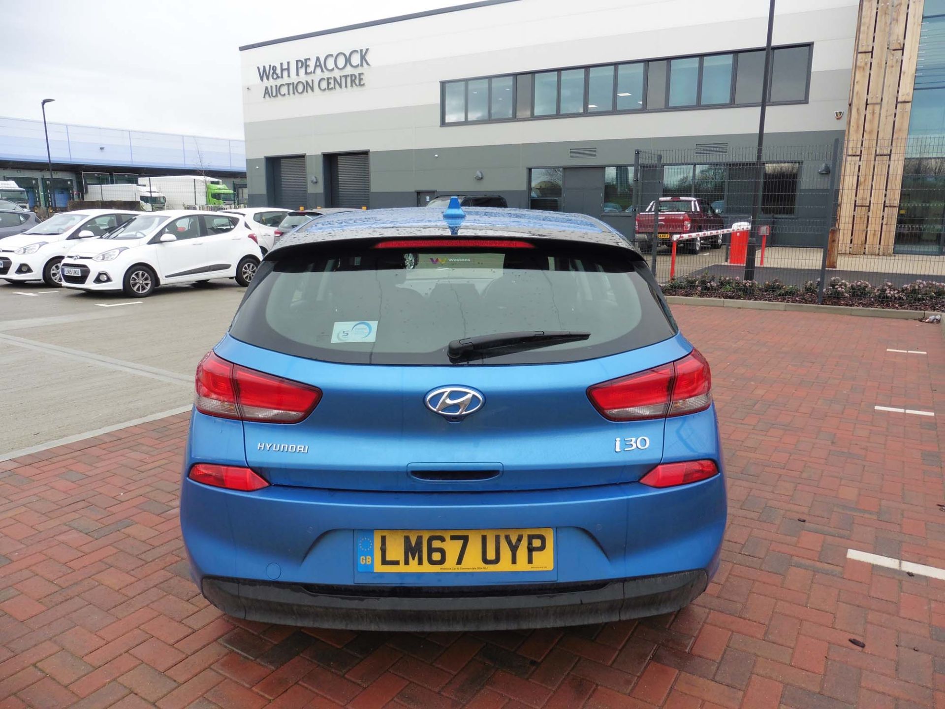 Hyundai i30 SE CRDI 1582cc, diesel hatchback Registration number: LM67 UYP First Registered: 05.12. - Image 5 of 9