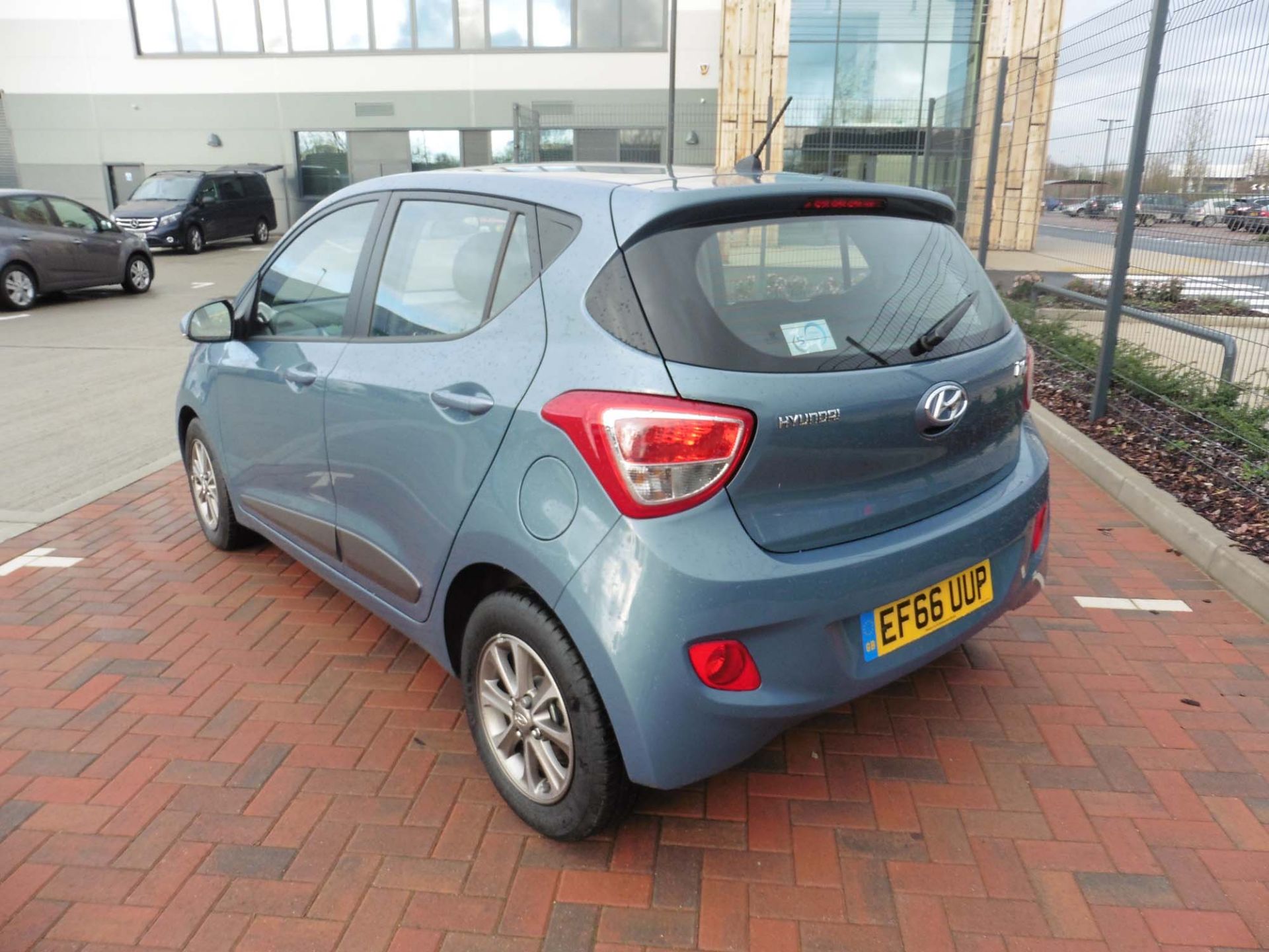 Hyundai i10 Premium 1248cc petrol hatchback Registration number: EF66 UUP First Registered: 29.11. - Image 4 of 9