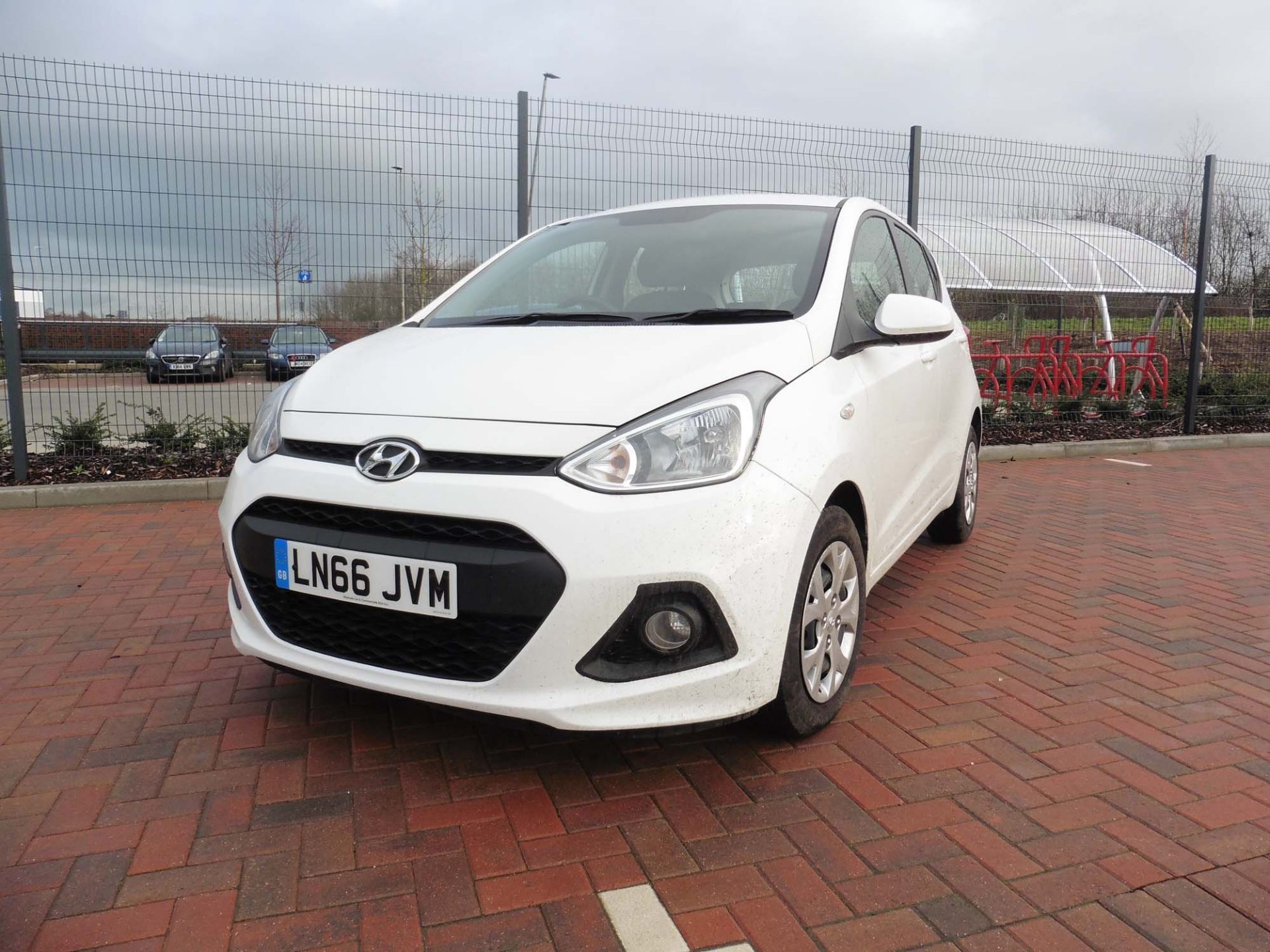 Hyundai i10 SE 998cc petrol hatchback Registration number: LN66 JVM First Registered: 01.09.2016 - Image 2 of 9