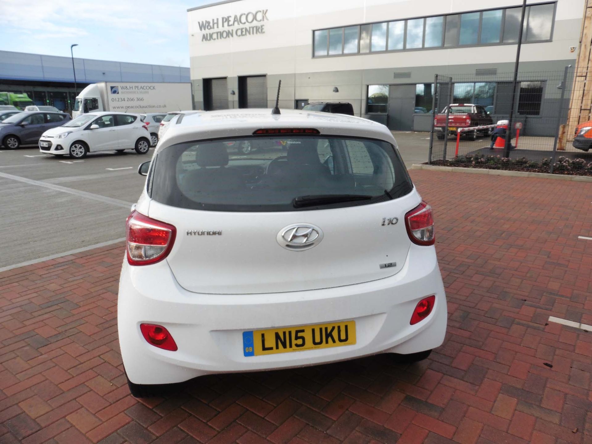 Hyundai i10 Premium 1248cc petrol hatchback Registration number: LN15 UKU First Registered: 12.03. - Image 5 of 9