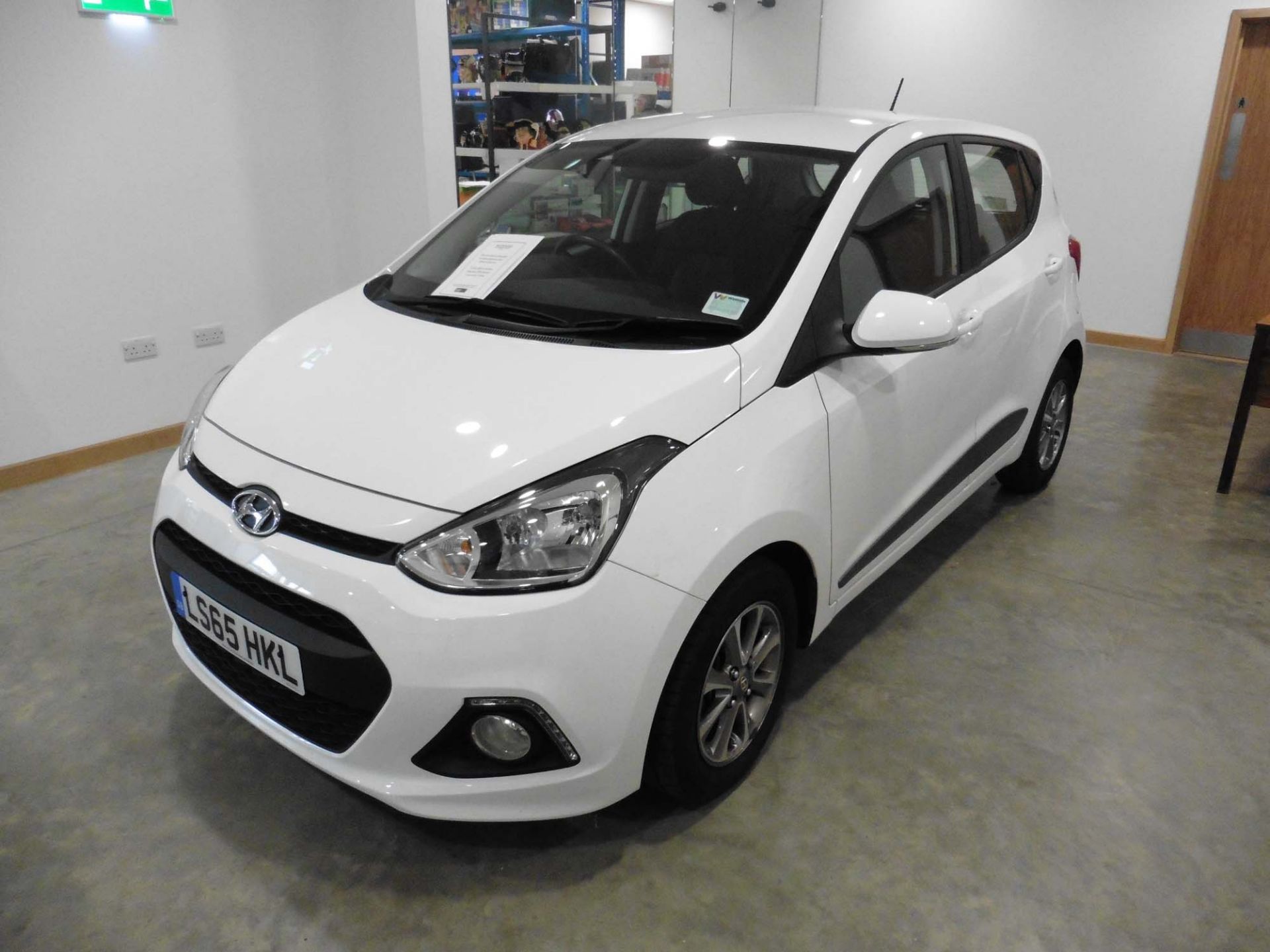 Hyundai i10 Premium Blue Drive 998cc petrol hatchback Registration number: LS65 HKL First - Image 2 of 6