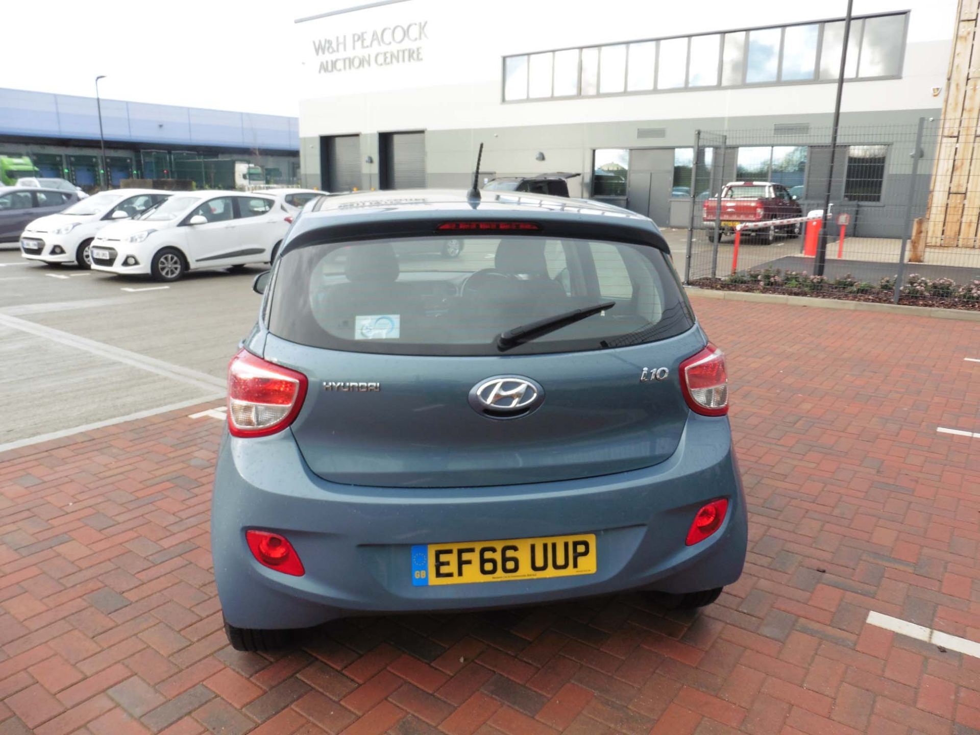 Hyundai i10 Premium 1248cc petrol hatchback Registration number: EF66 UUP First Registered: 29.11. - Image 5 of 9