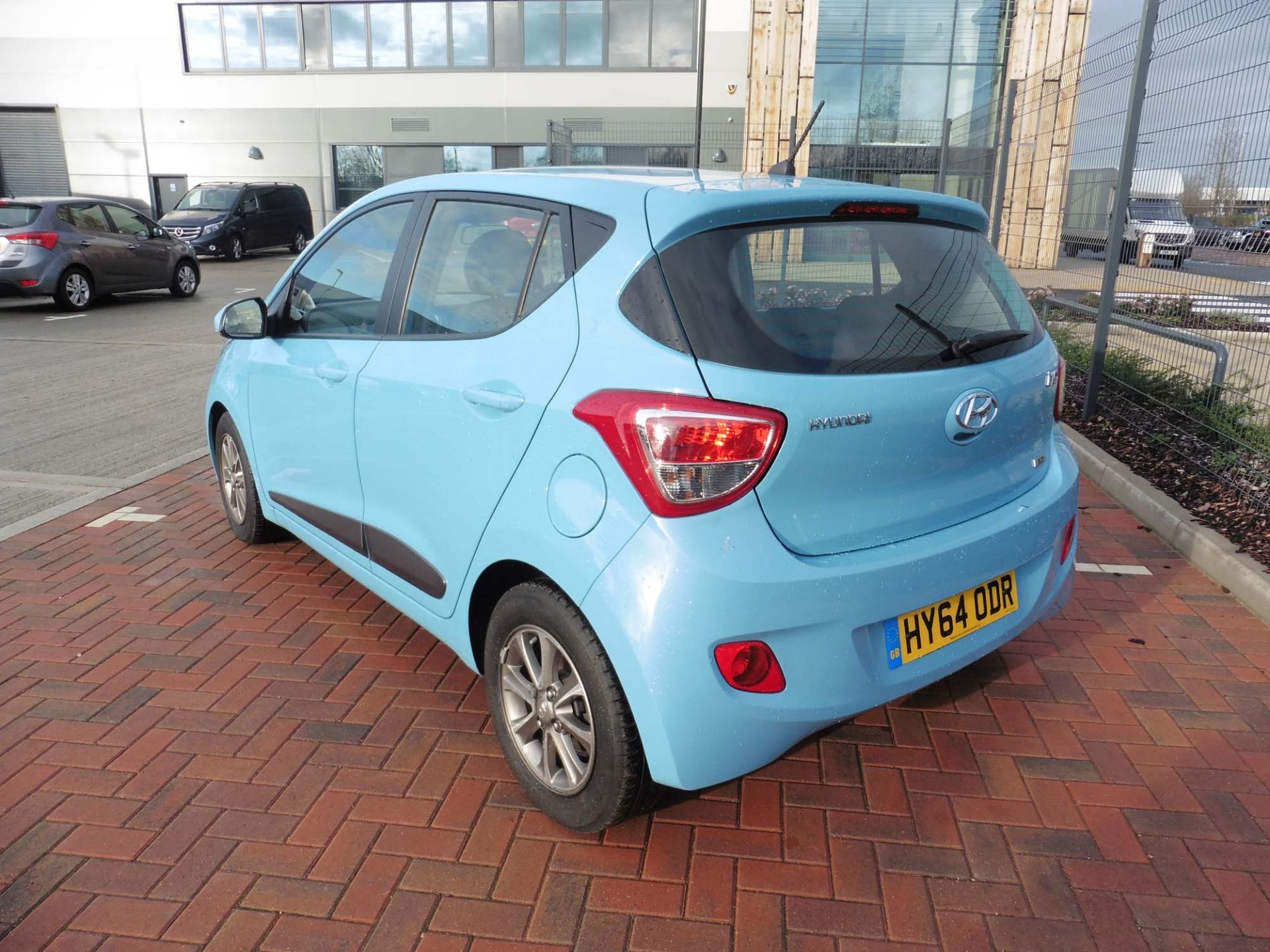 Hyundai i10 Premium 1248cc petrol hatchback Registration number: HY64 ODR First Registered: 01.09. - Image 4 of 9