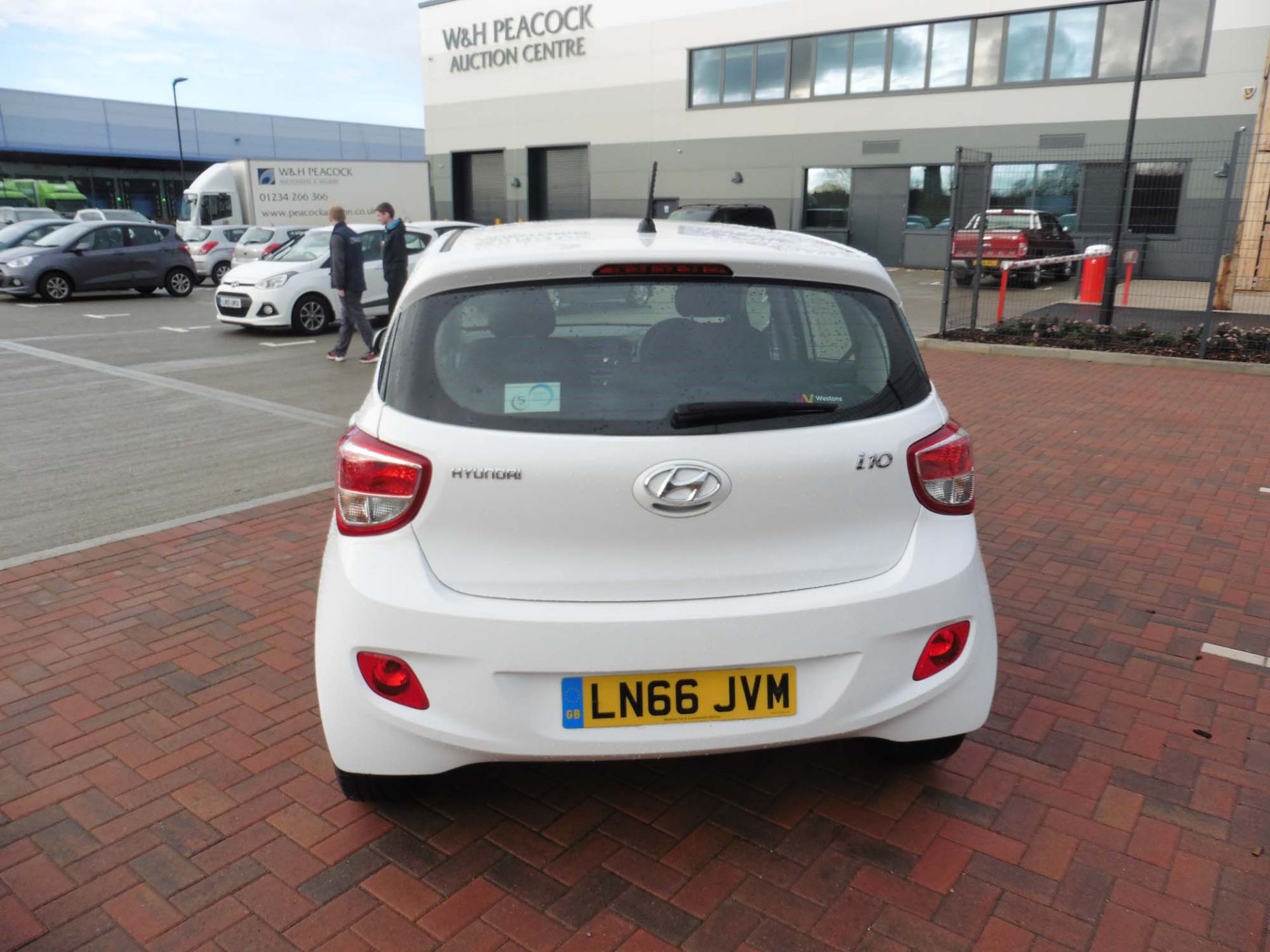 Hyundai i10 SE 998cc petrol hatchback Registration number: LN66 JVM First Registered: 01.09.2016 - Image 5 of 9