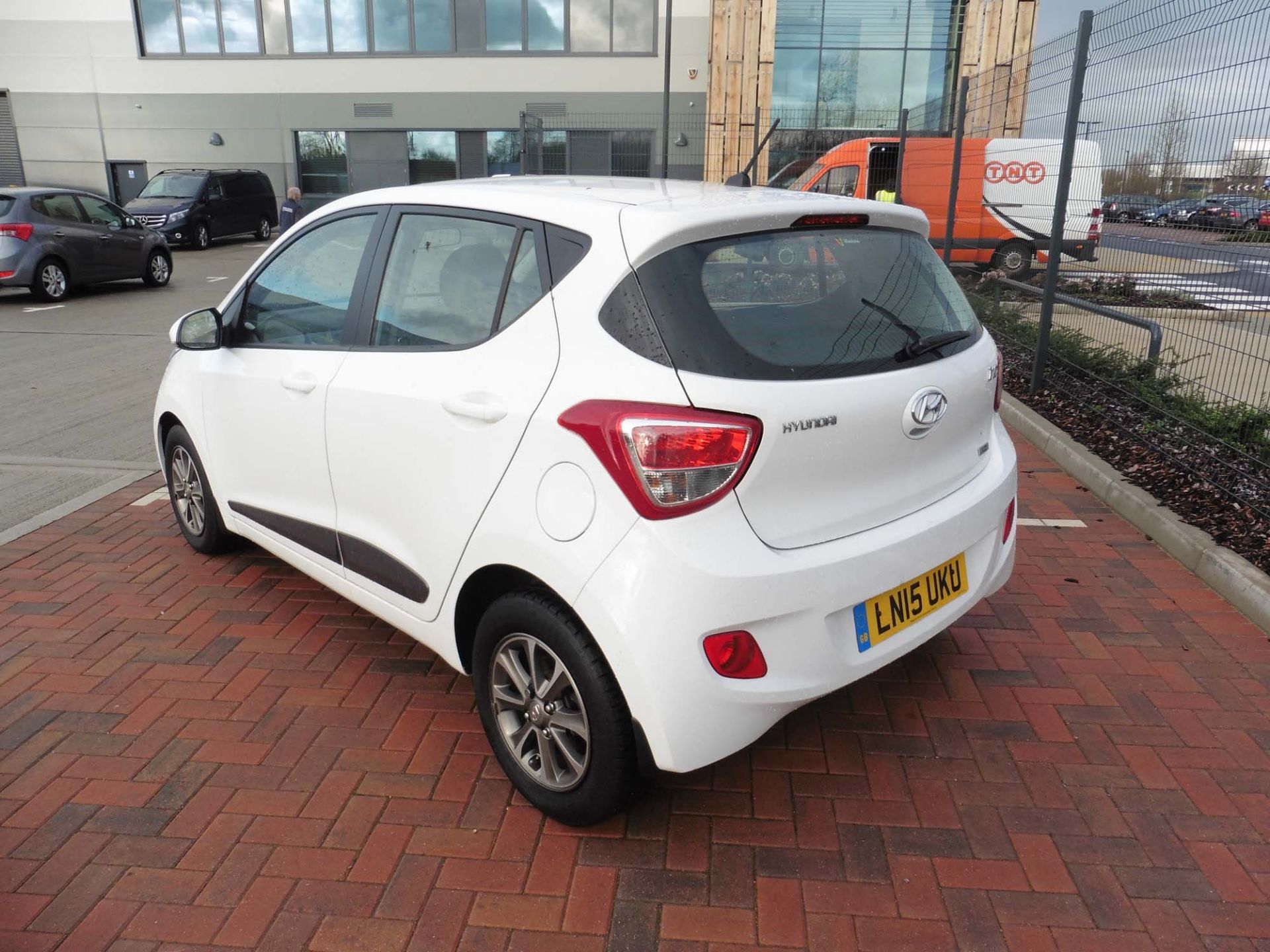 Hyundai i10 Premium 1248cc petrol hatchback Registration number: LN15 UKU First Registered: 12.03. - Image 4 of 9