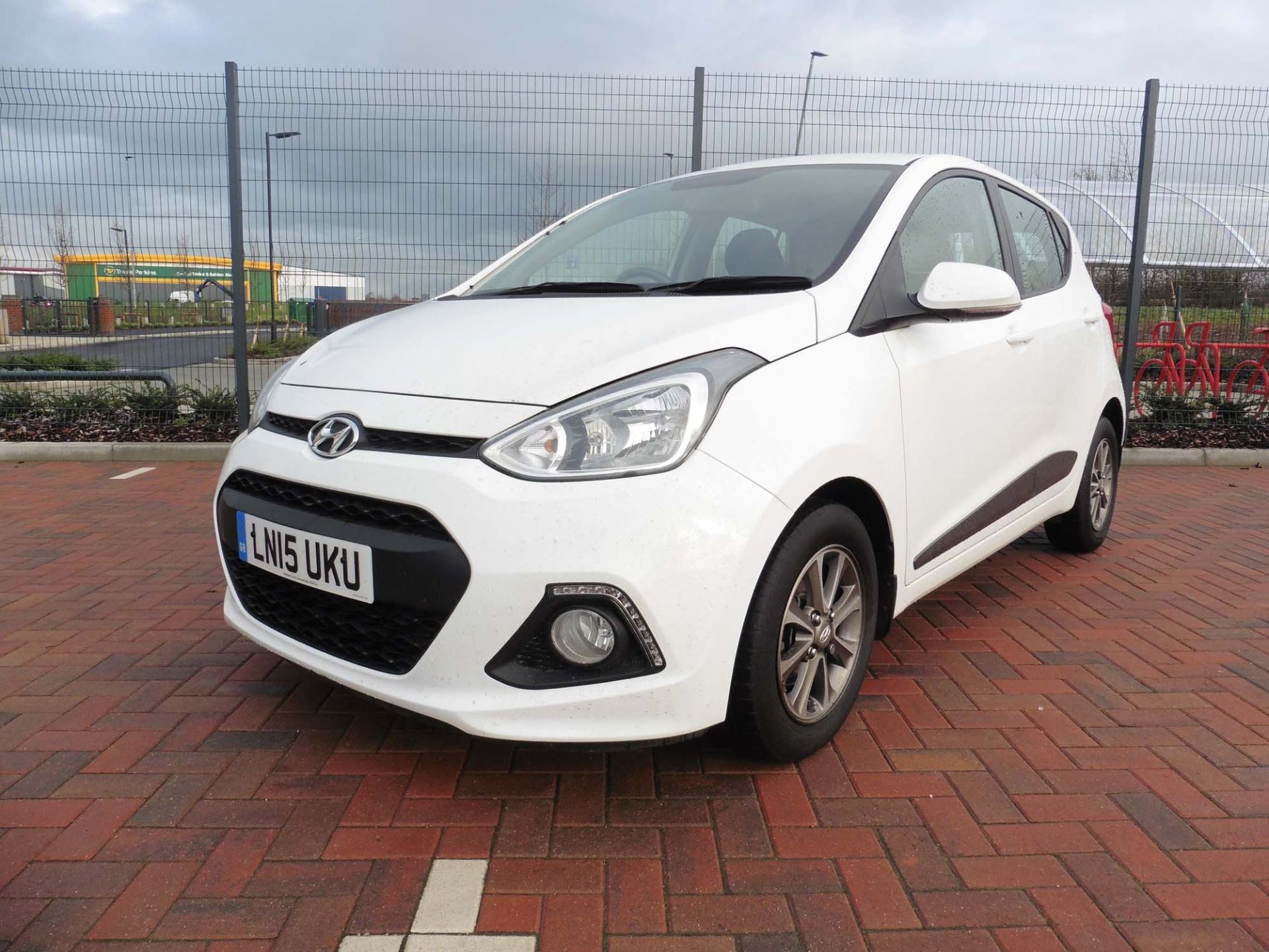 Hyundai i10 Premium 1248cc petrol hatchback Registration number: LN15 UKU First Registered: 12.03. - Image 2 of 9