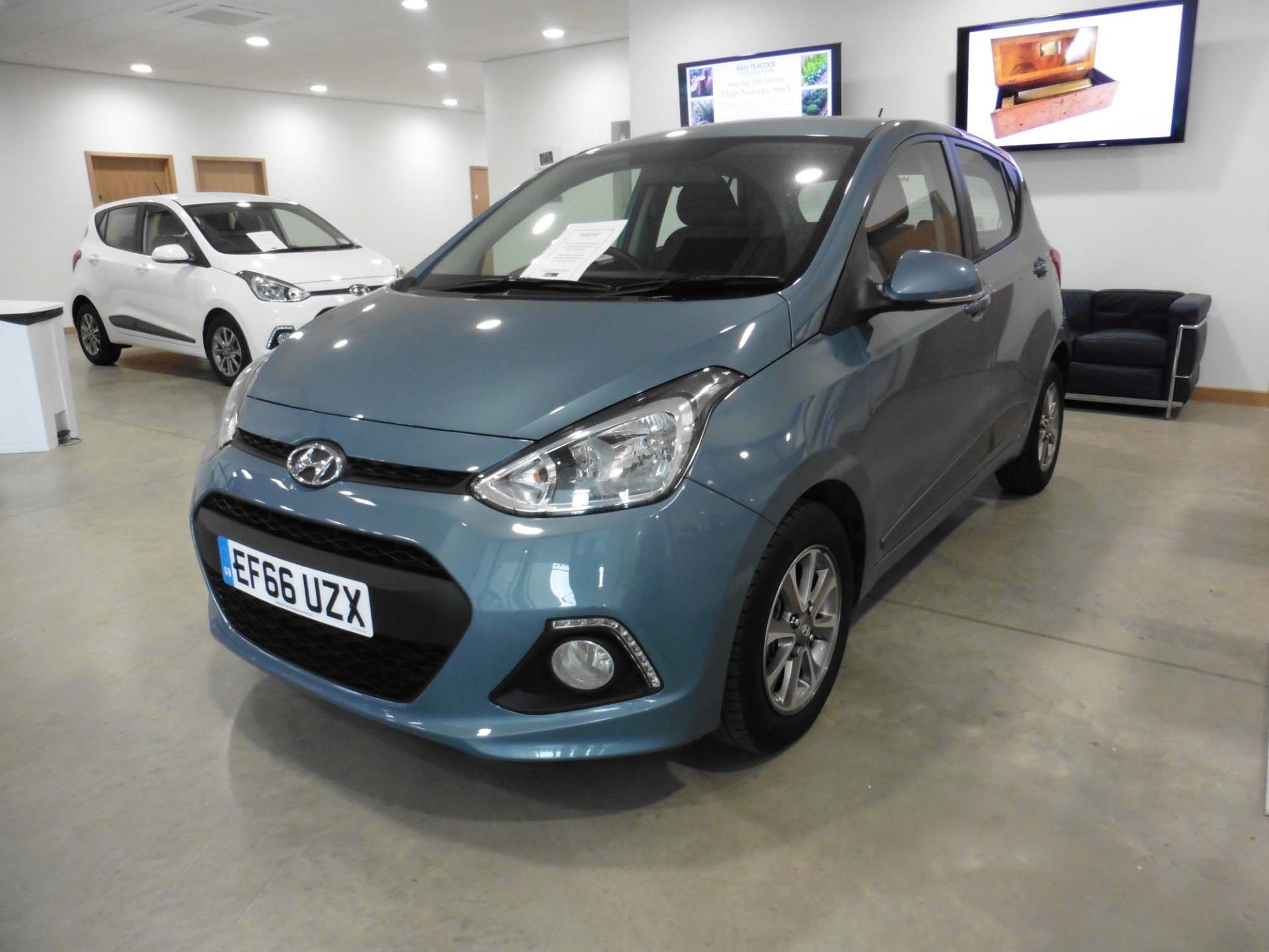 Hyundai i10 Premium 1248cc petrol hatchback Registration number: EF66 UZX First Registered: 29.11. - Image 2 of 4