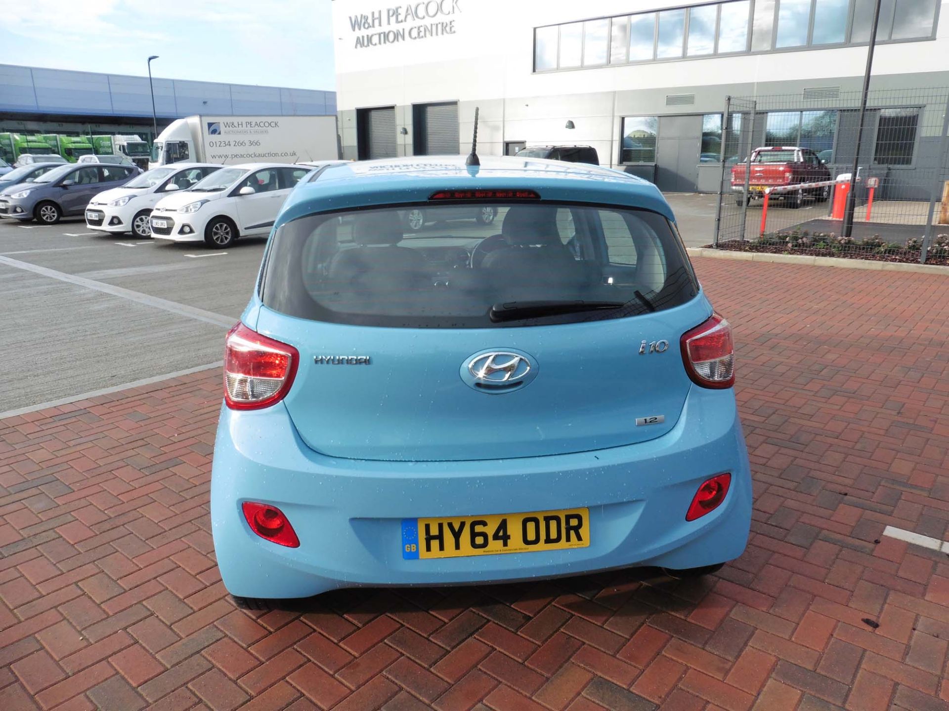 Hyundai i10 Premium 1248cc petrol hatchback Registration number: HY64 ODR First Registered: 01.09. - Image 5 of 9