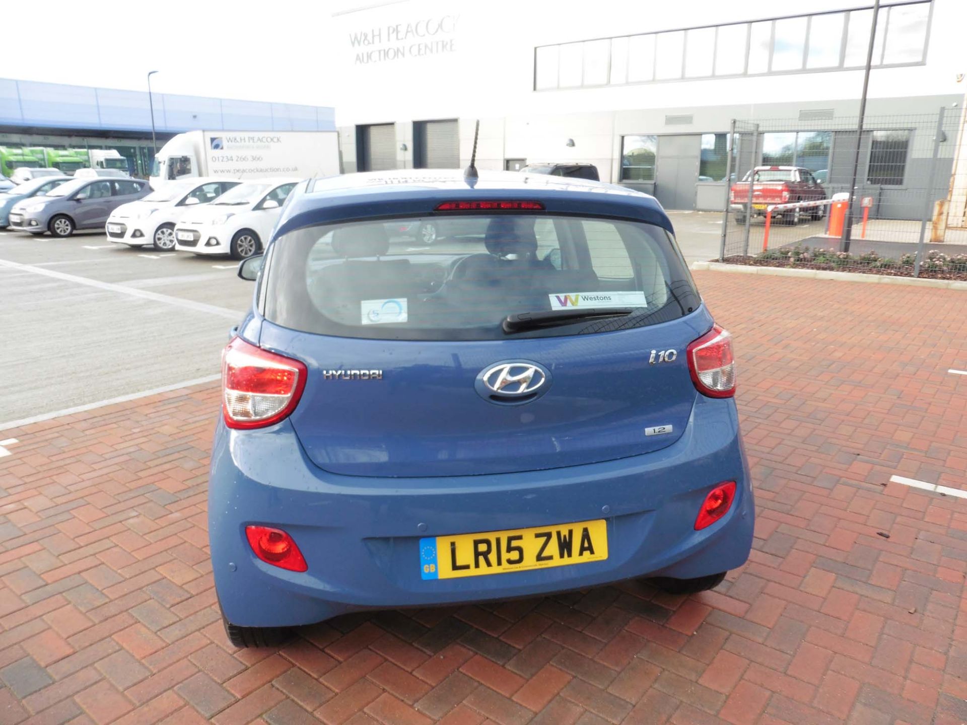 Hyundai i10 SE 1248cc petrol hatchback Registration number: LR15 ZWA First Registered: 18.04.2015 - Image 6 of 10