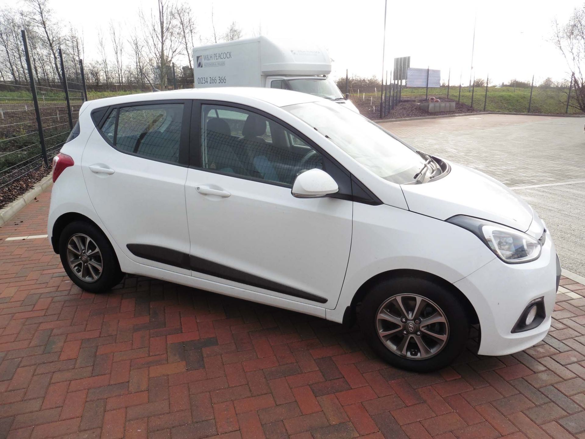 Hyundai i10 Premium 1248cc petrol hatchback Registration number: LN15 UKU First Registered: 12.03. - Image 6 of 9