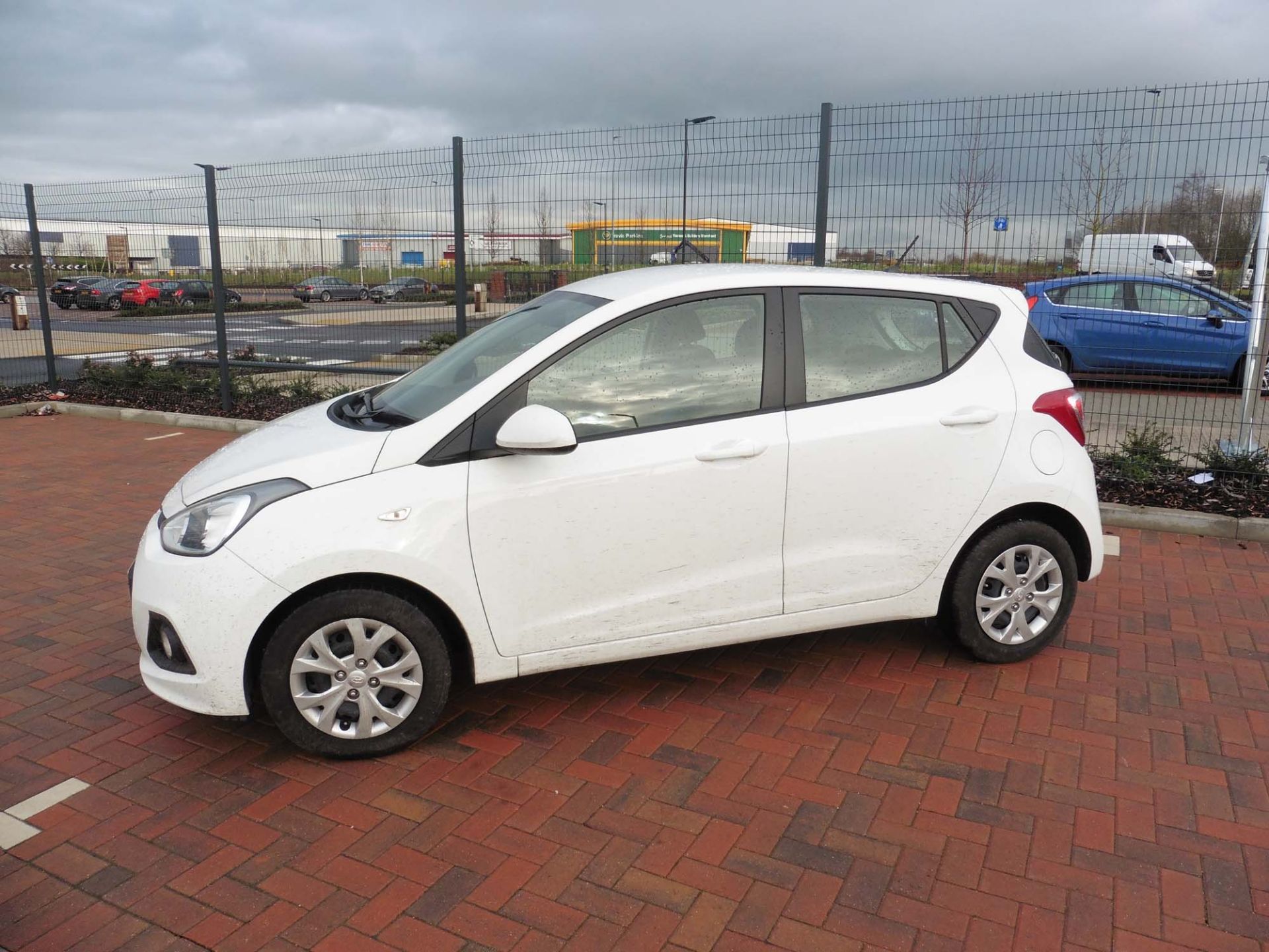 Hyundai i10 SE 998cc petrol hatchback Registration number: LN66 JVM First Registered: 01.09.2016 - Image 3 of 9