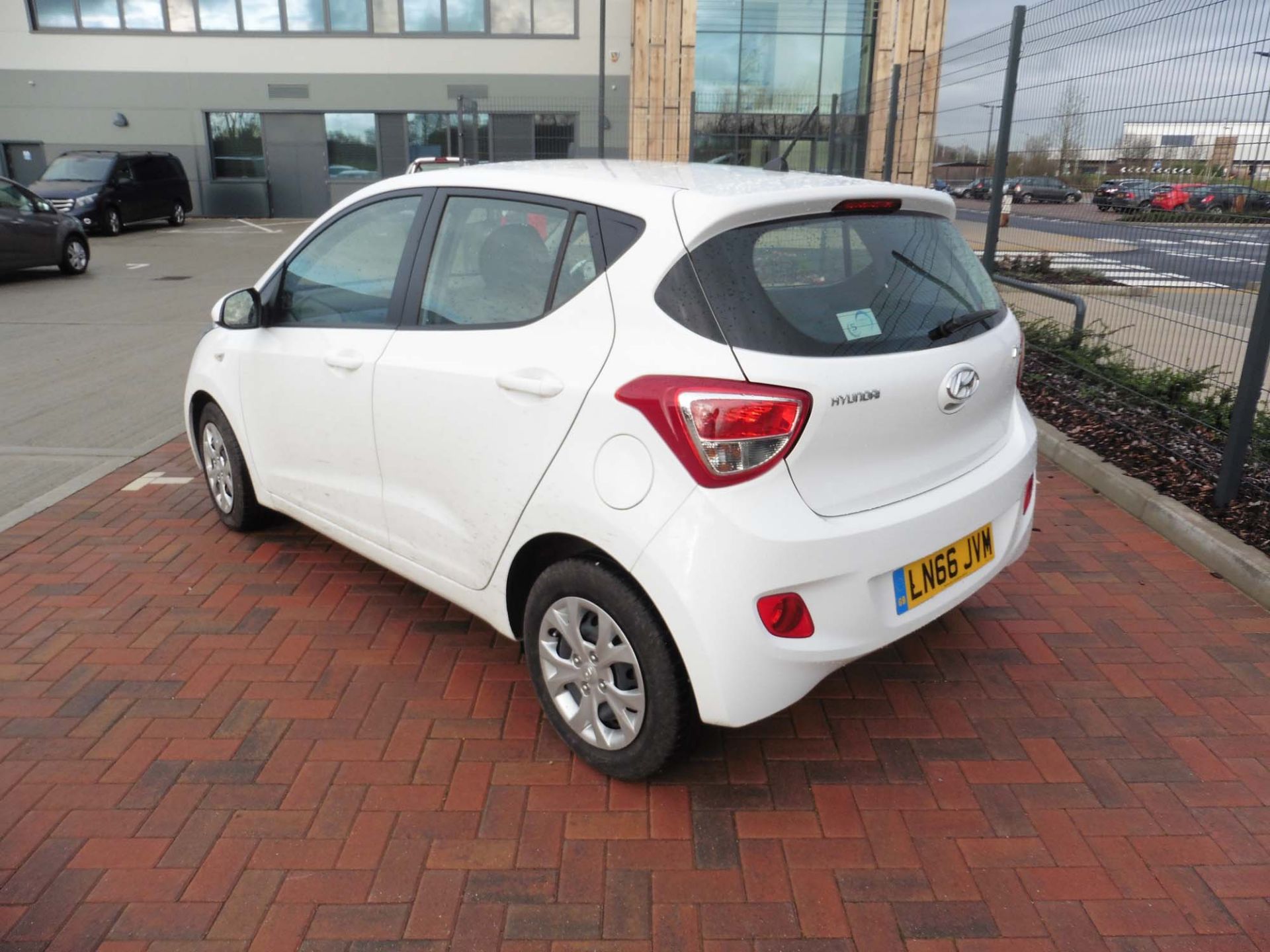 Hyundai i10 SE 998cc petrol hatchback Registration number: LN66 JVM First Registered: 01.09.2016 - Image 4 of 9