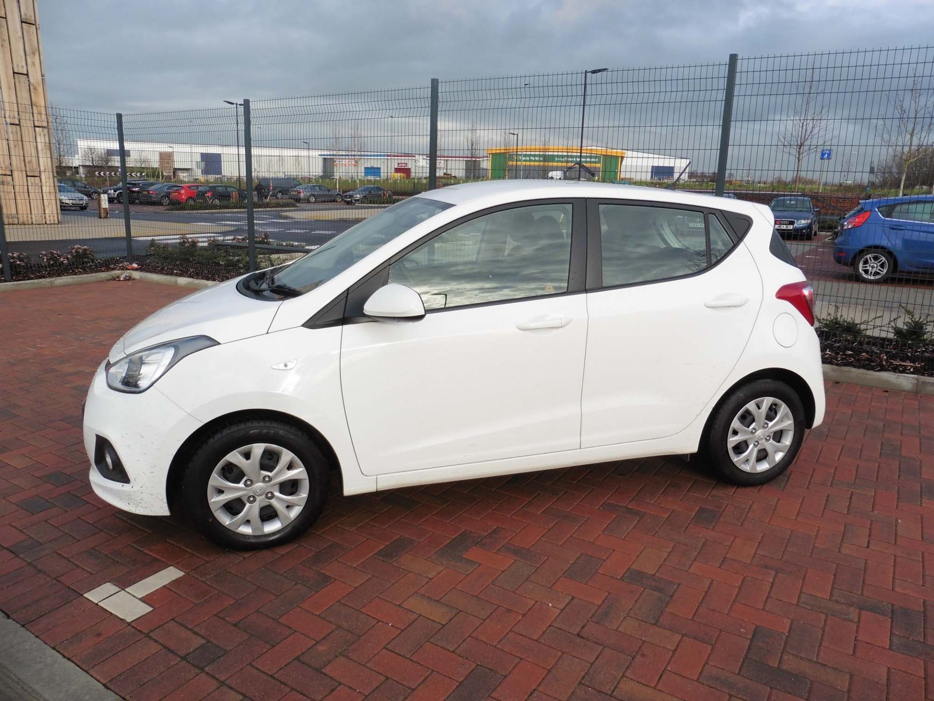 Hyundai i10 SE 988cc petrol hatchback Registration number: AE14 XGM First Registered: 03.03.2014 - Image 3 of 9