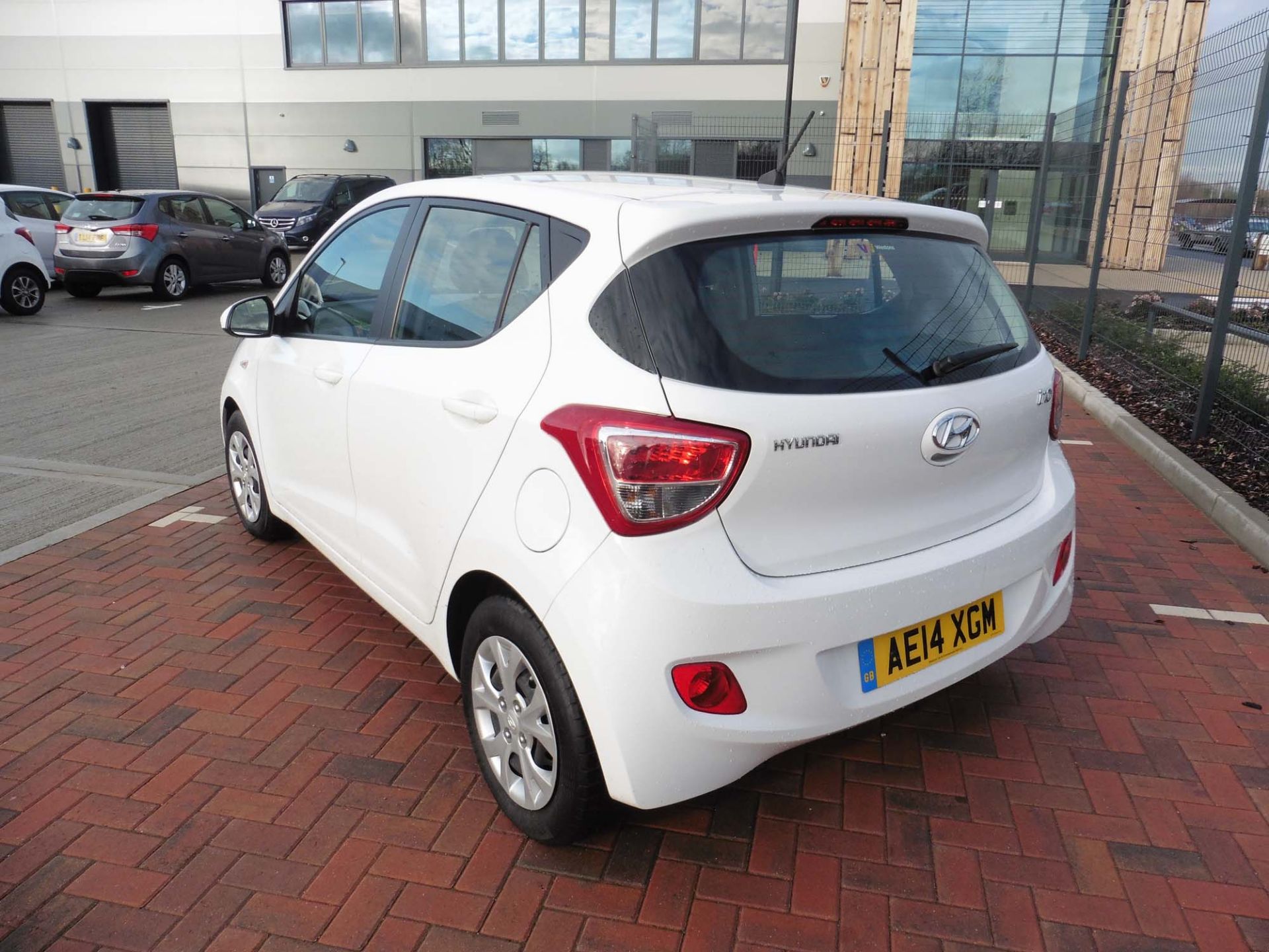 Hyundai i10 SE 988cc petrol hatchback Registration number: AE14 XGM First Registered: 03.03.2014 - Image 4 of 9