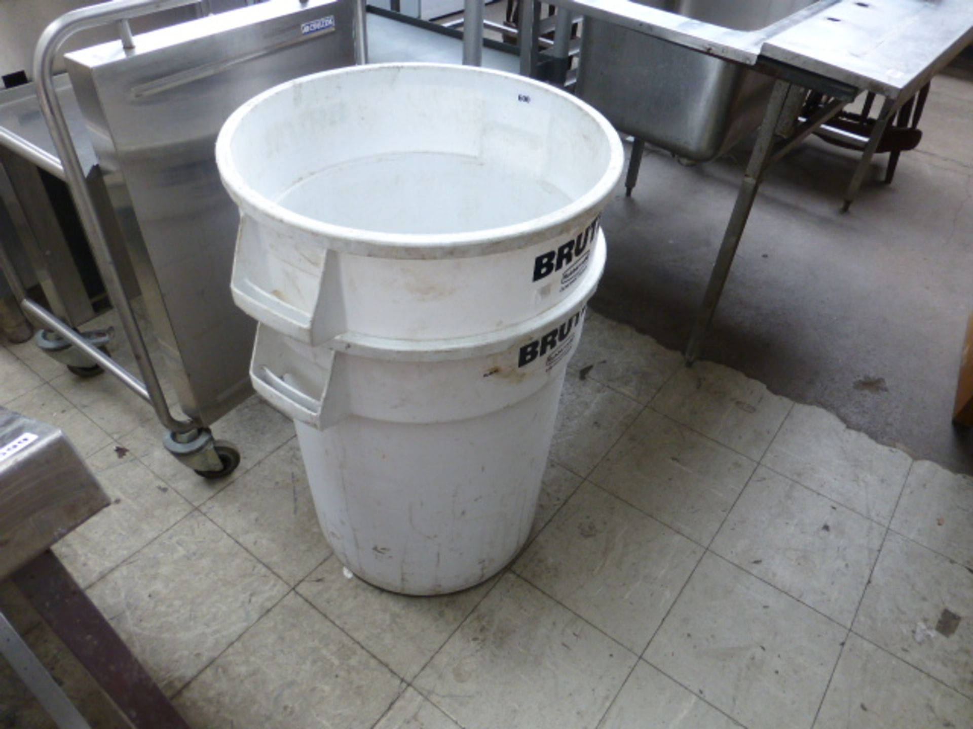 2 plastic brut buckets