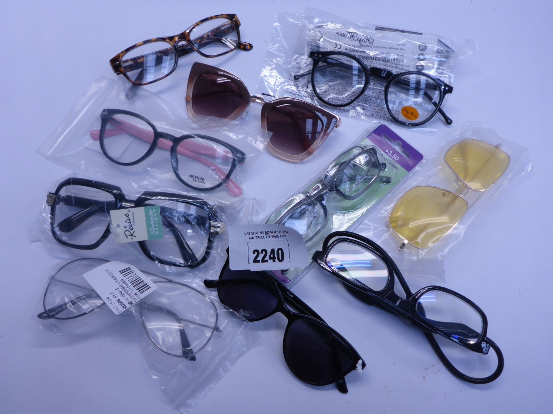 Mixed lot of unbranded reading glasses.