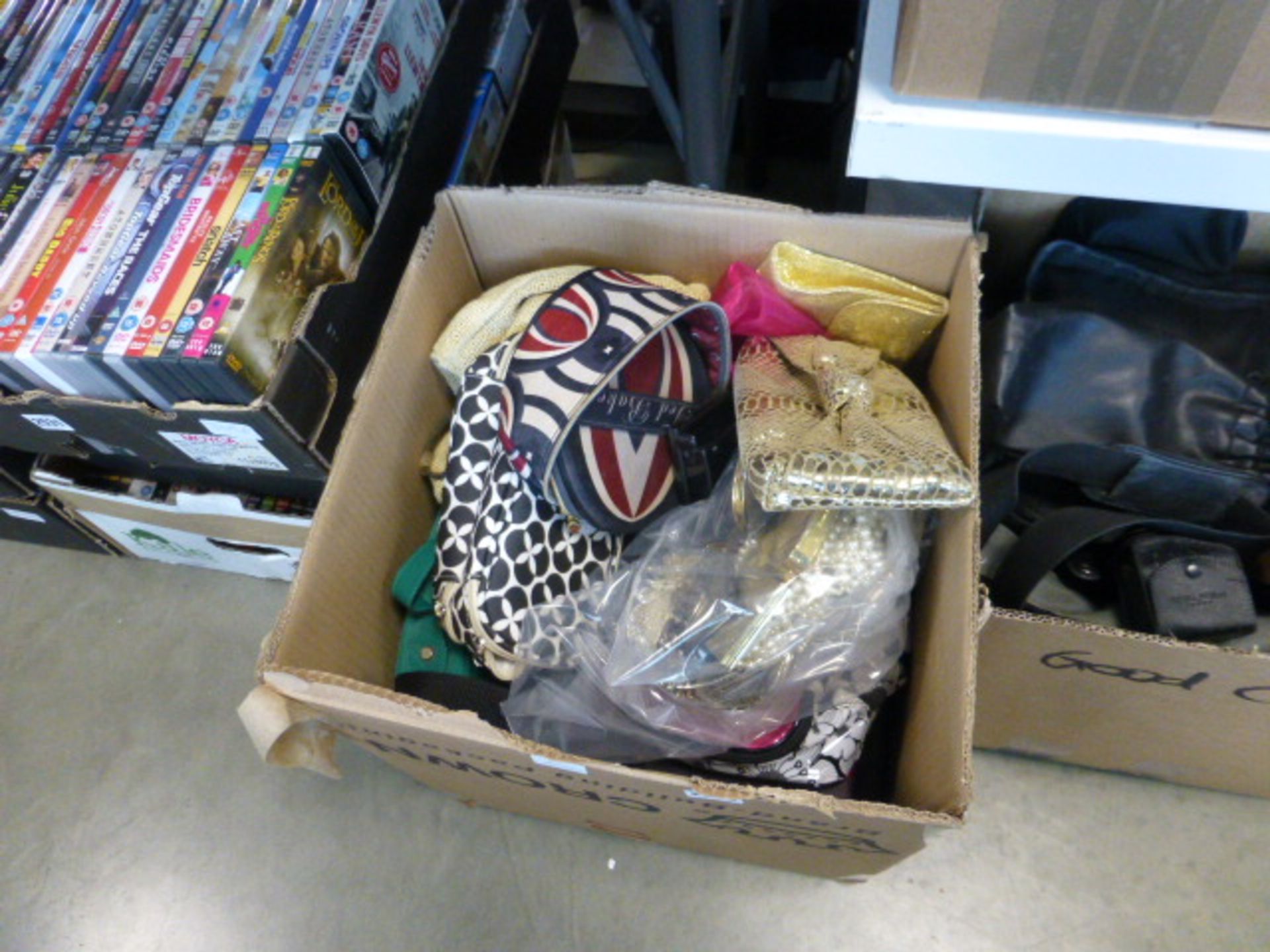 Box of ladies handbags, vintage compacts and other