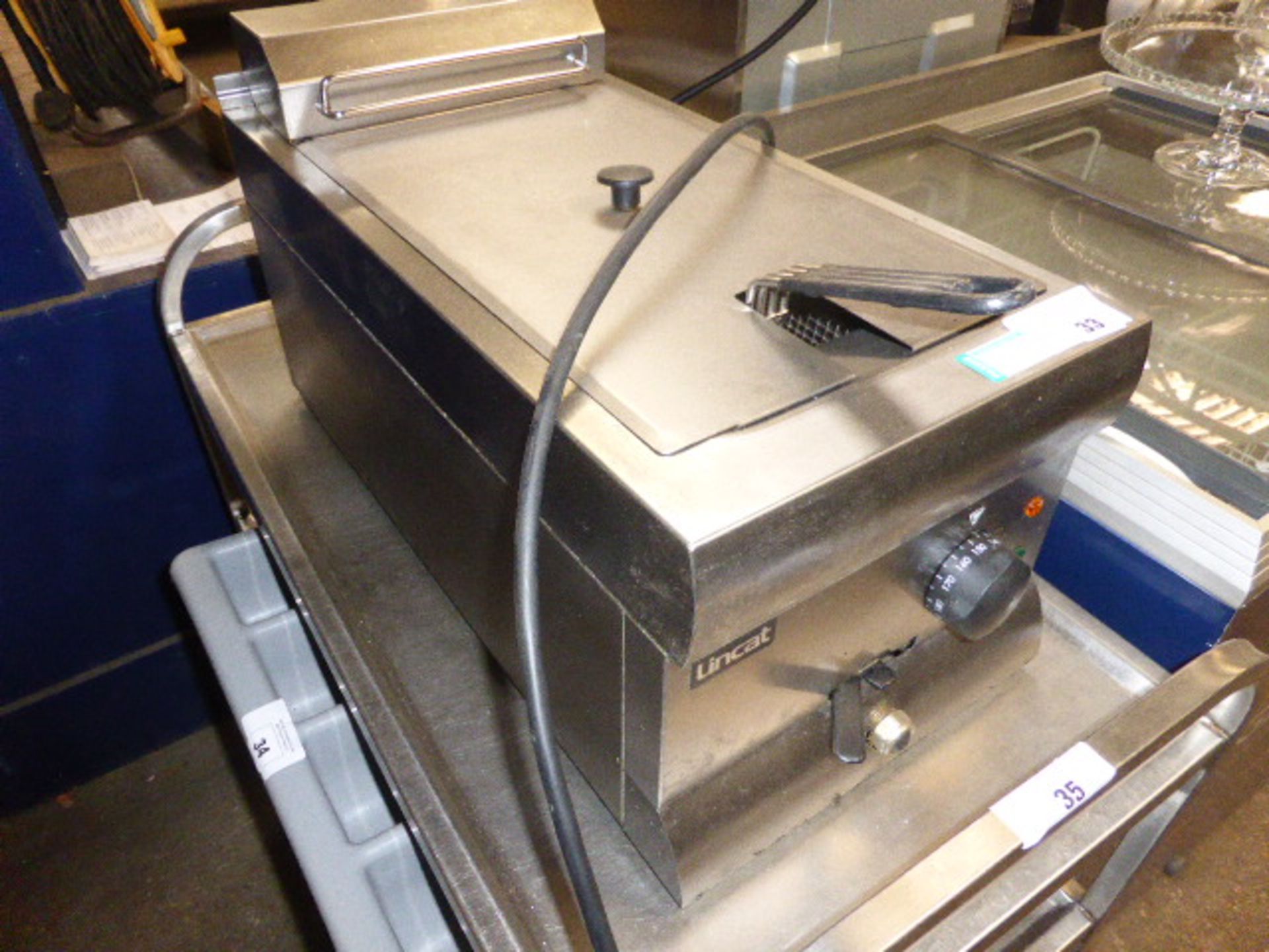 (11) 30cm Electric Lincat single well fryer