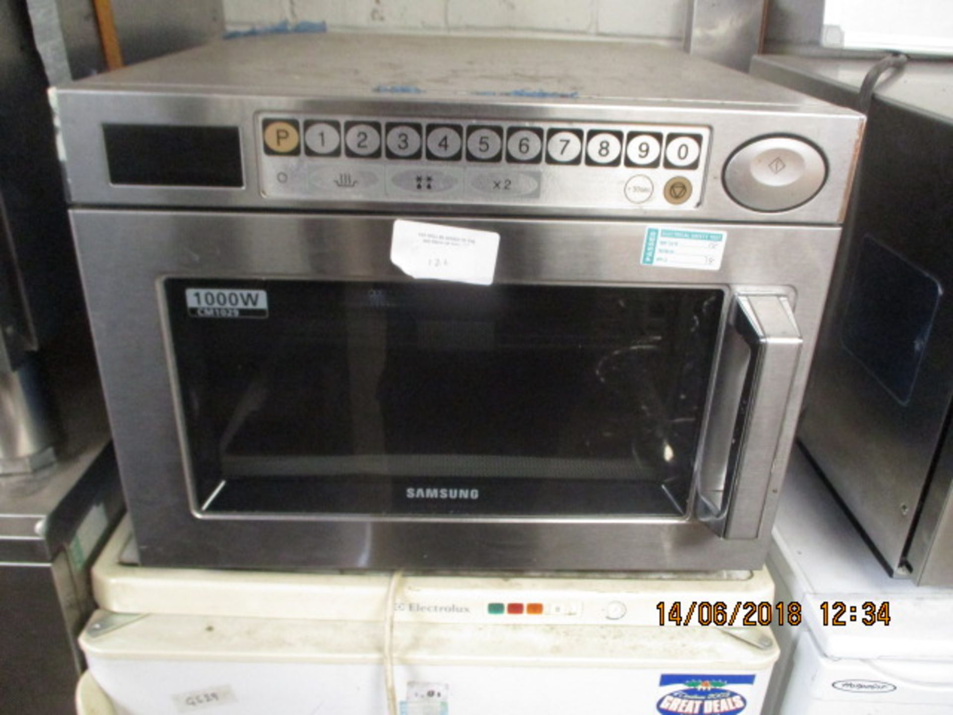 (78) 50cm Samsung 1000w commercial microwave oven