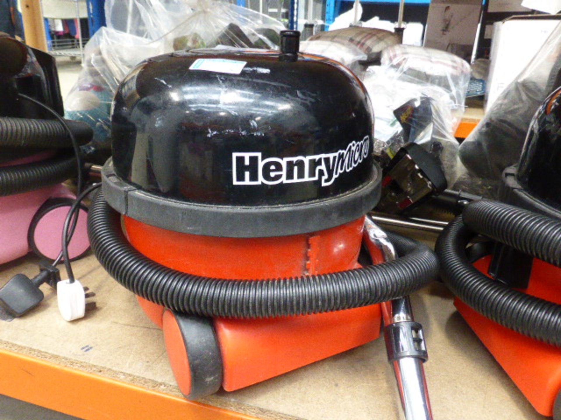 Henry micro vacuum cleaner with pole