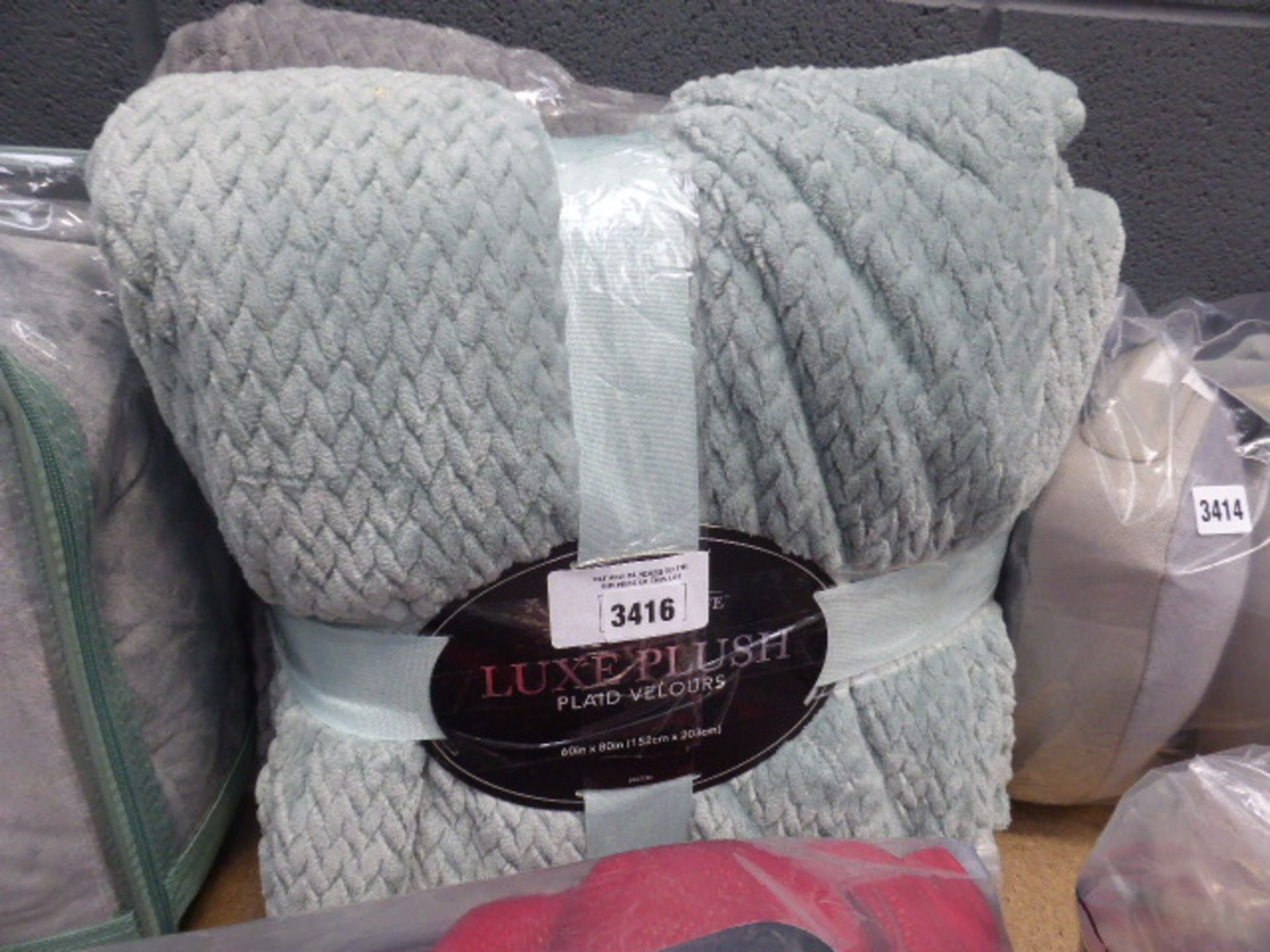 3247 Two plush throws