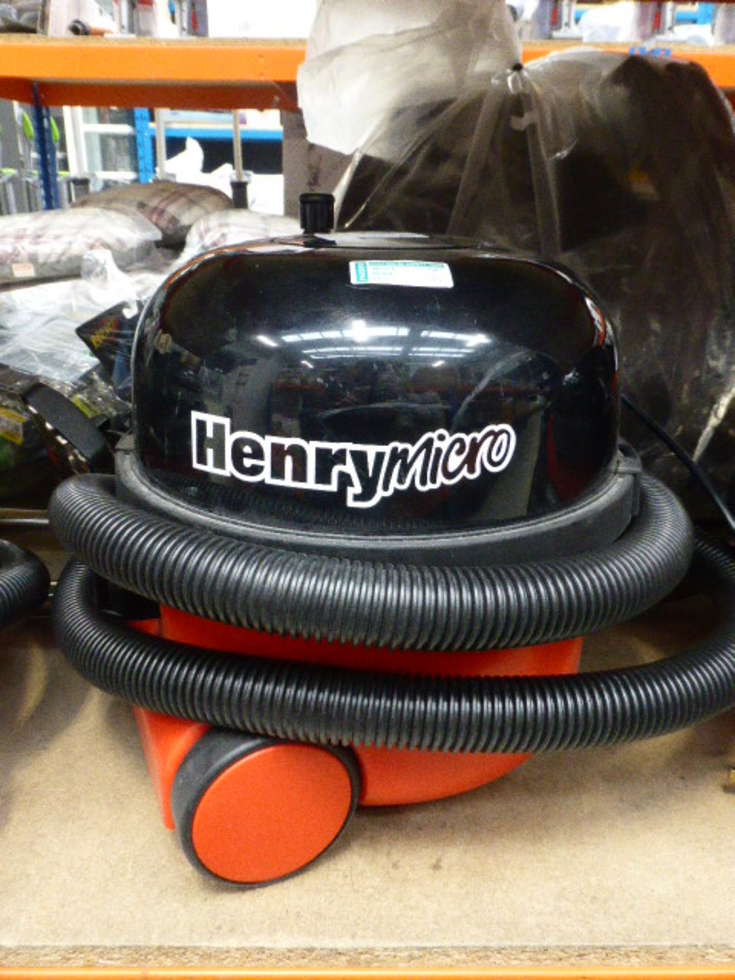 Henry micro vacuum cleaner with pole