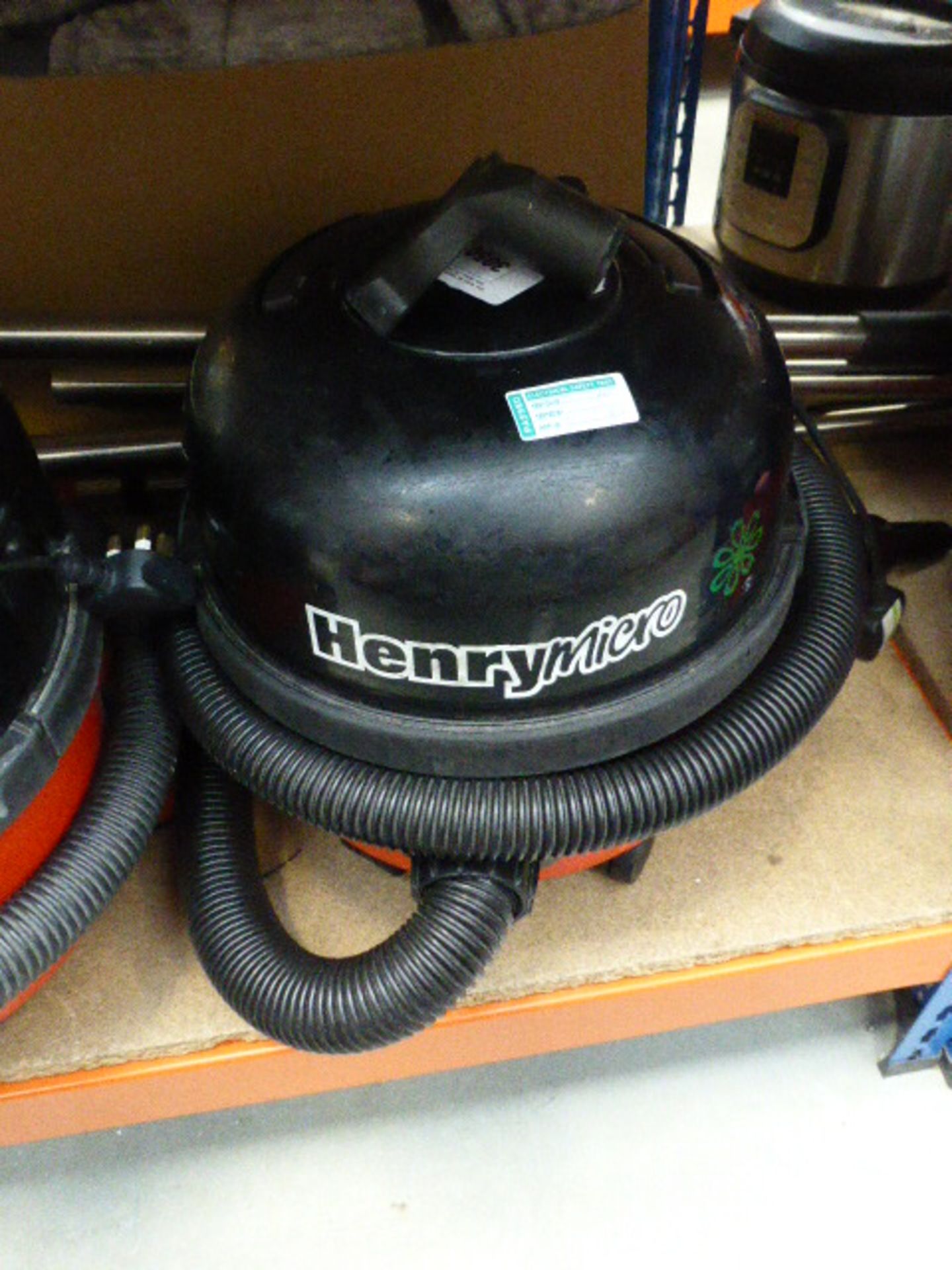 Henry micro vacuum cleaner with pole