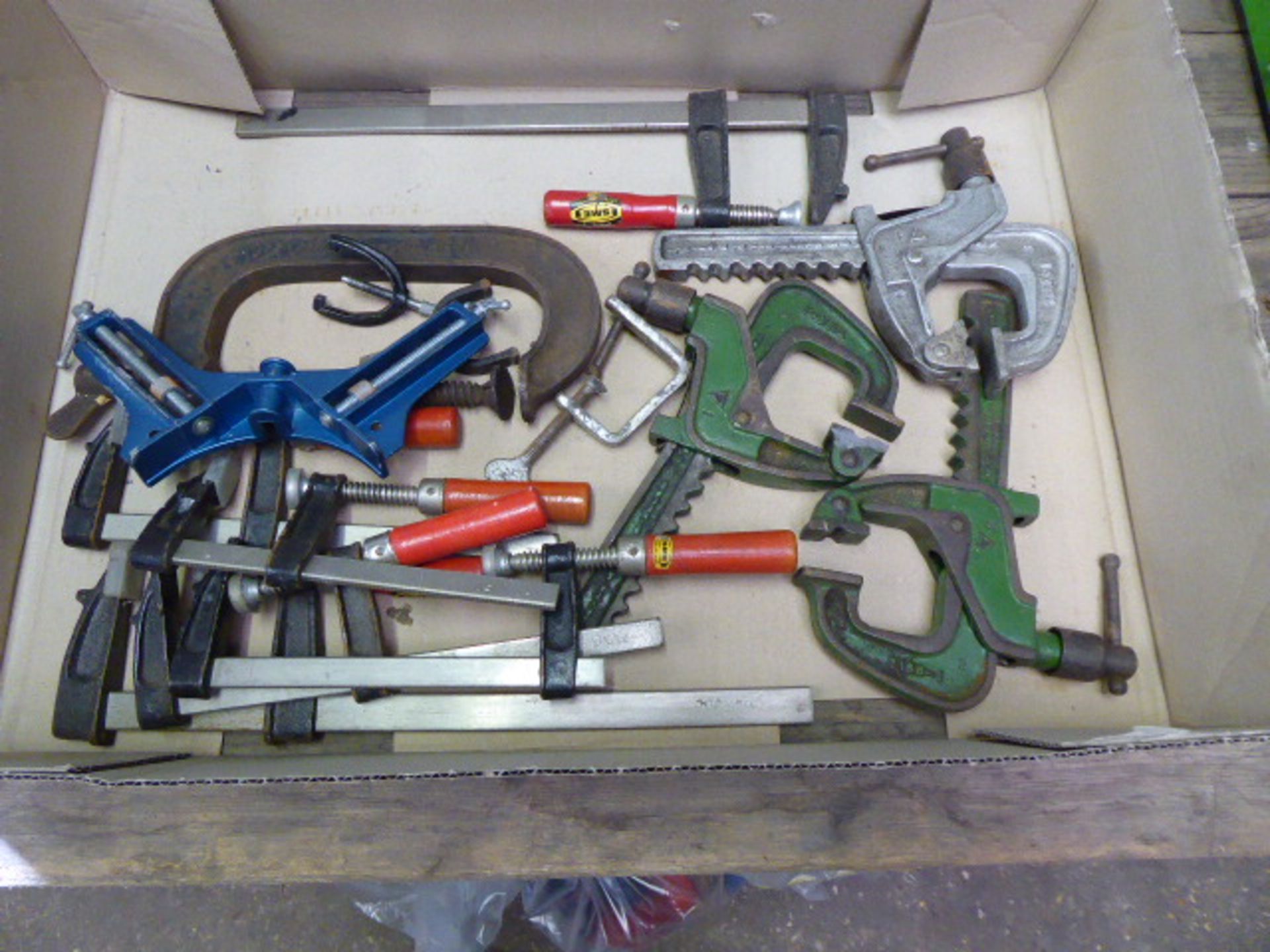 Tray of assorted F clamps, G clamps and speed clamps