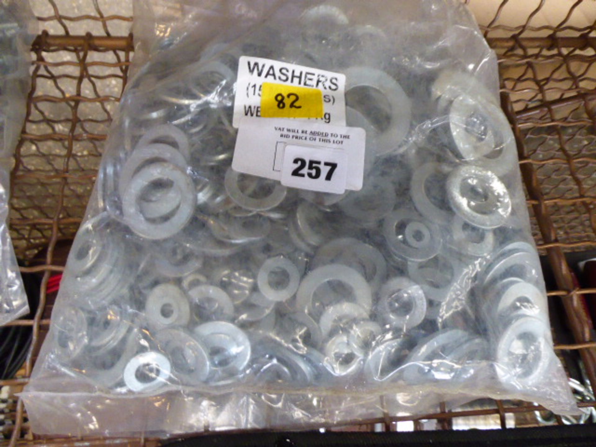 82 - 4kg of washers