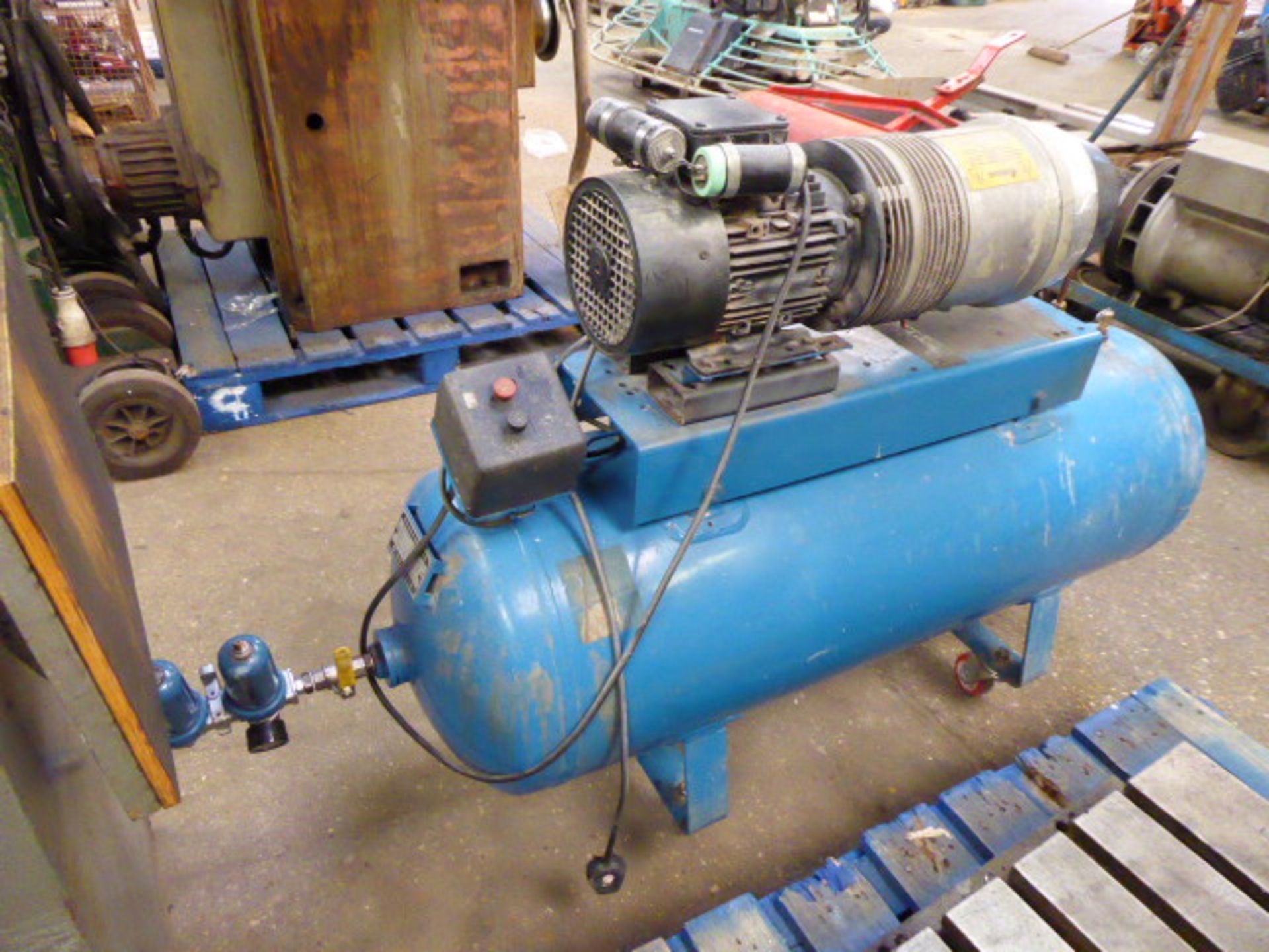 (16) Hydrovane Model 501 compressor with a receiver tank on castors - Image 2 of 2