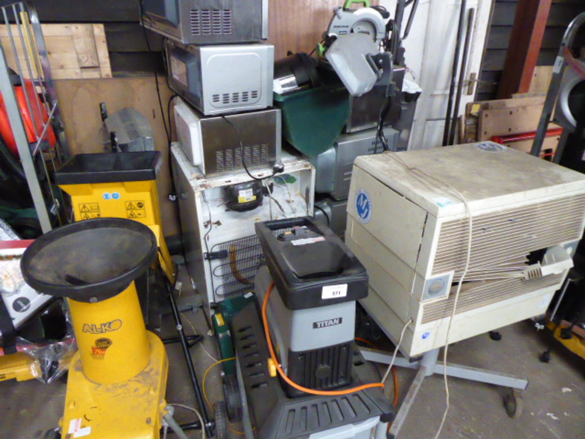 Approx. 15 items of trade electrical items for spares or repairs only incl. microwaves, vacuum