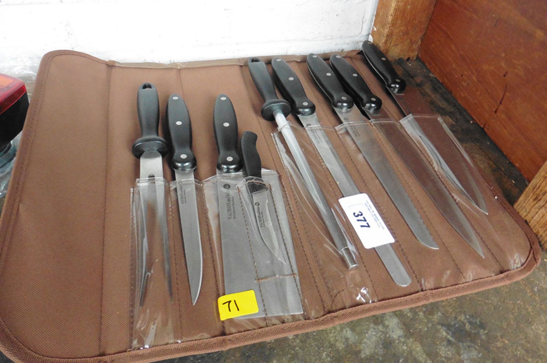 Chefs knife set in folding case (71)