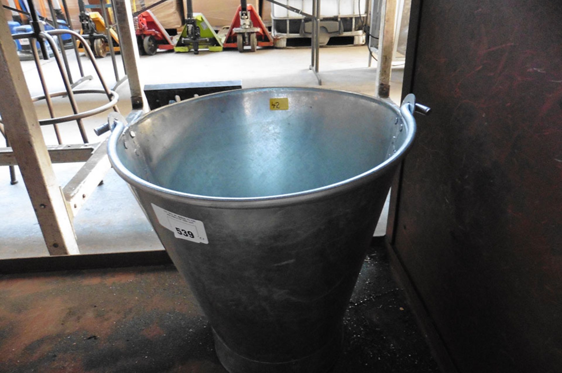 Bucket with single handle (42)